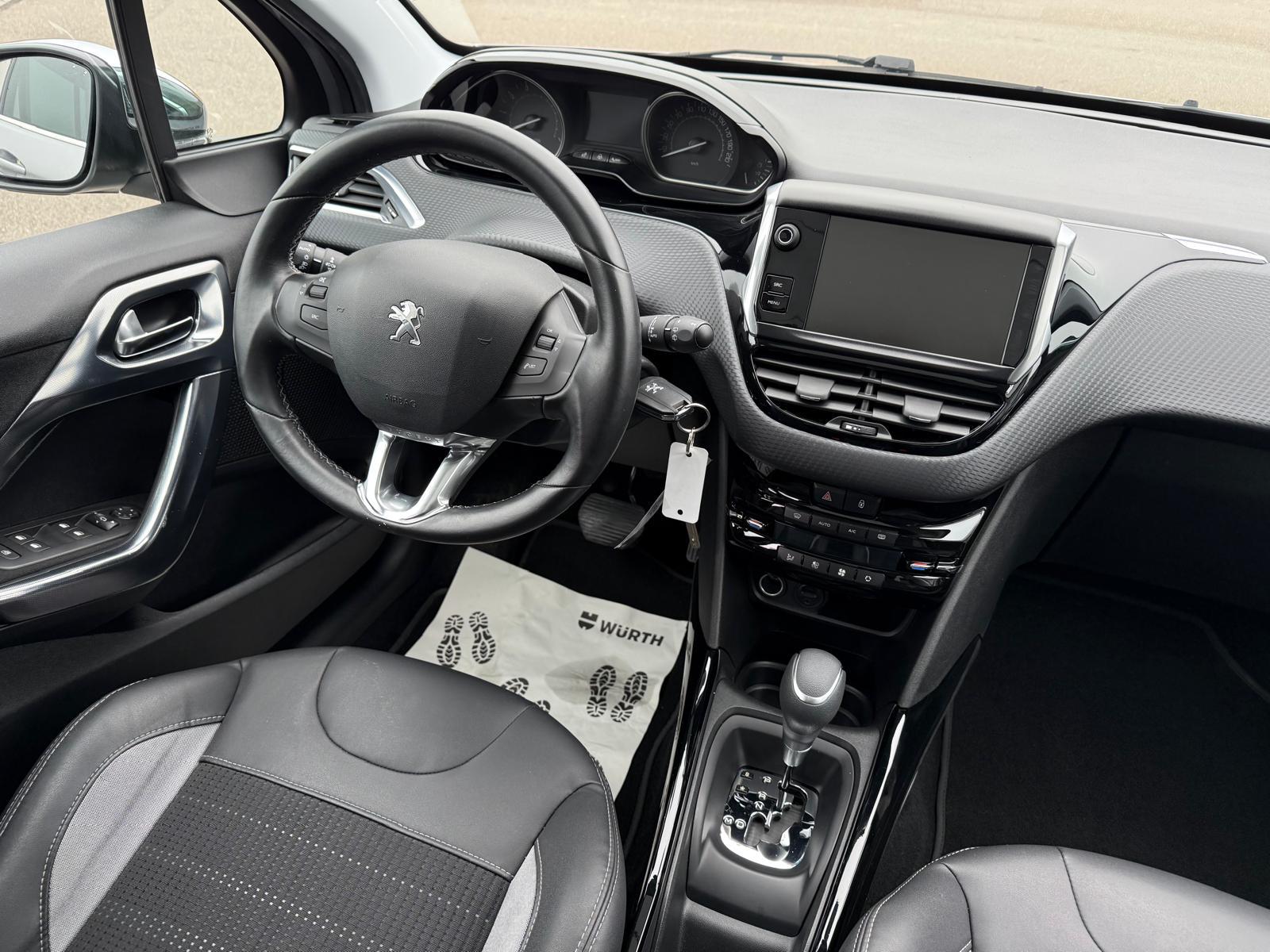 PEUGEOT 2008 1.2 PureTech 110 Allure S/S-image-11