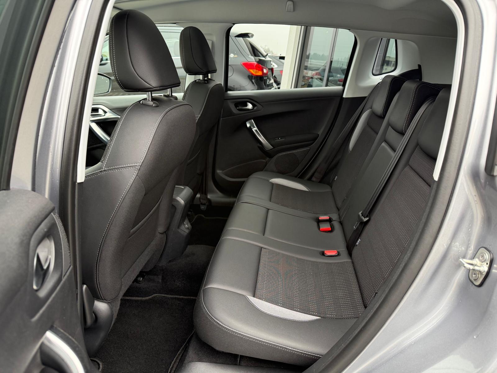 PEUGEOT 2008 1.2 PureTech 110 Allure S/S-image-21