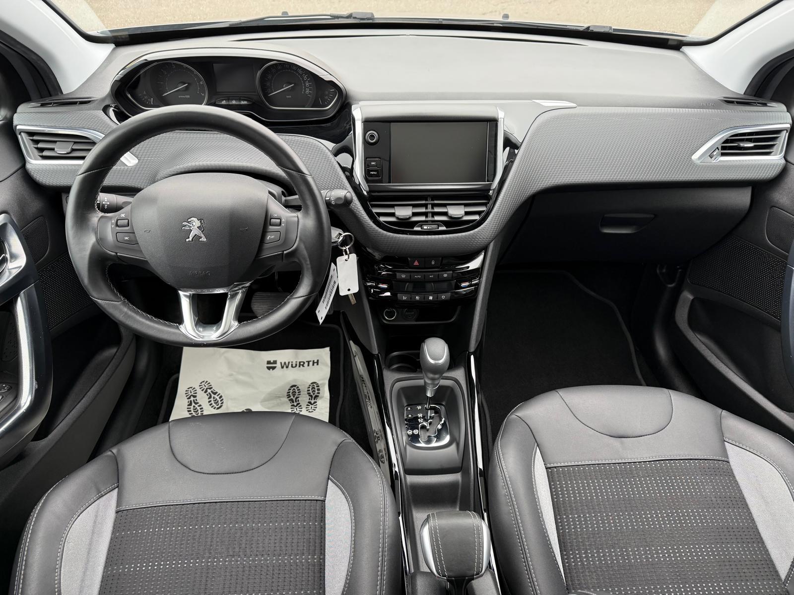 PEUGEOT 2008 1.2 PureTech 110 Allure S/S-image-9