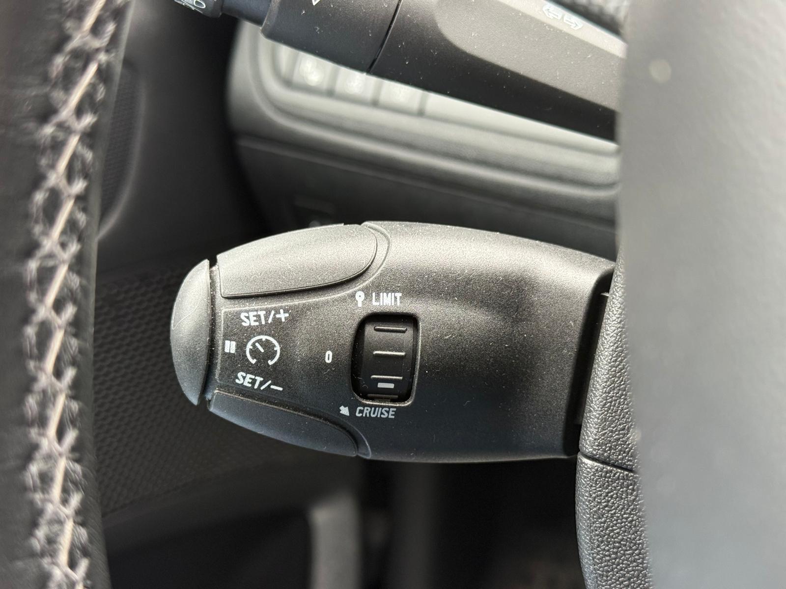PEUGEOT 2008 1.2 PureTech 110 Allure S/S-image-16