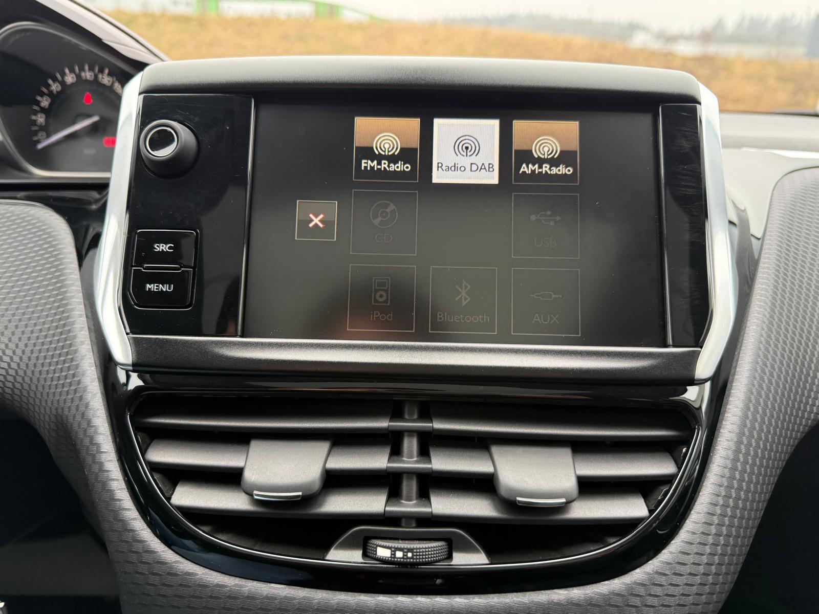 PEUGEOT 2008 1.2 PureTech 110 Allure S/S-image-19