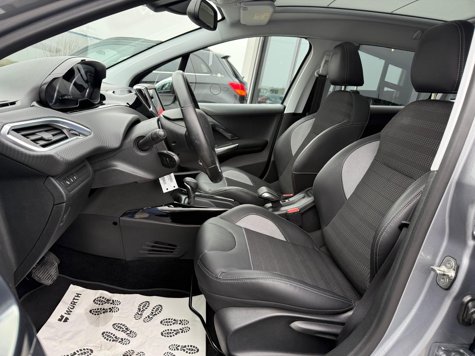 PEUGEOT 2008 1.2 PureTech 110 Allure S/S-image-15