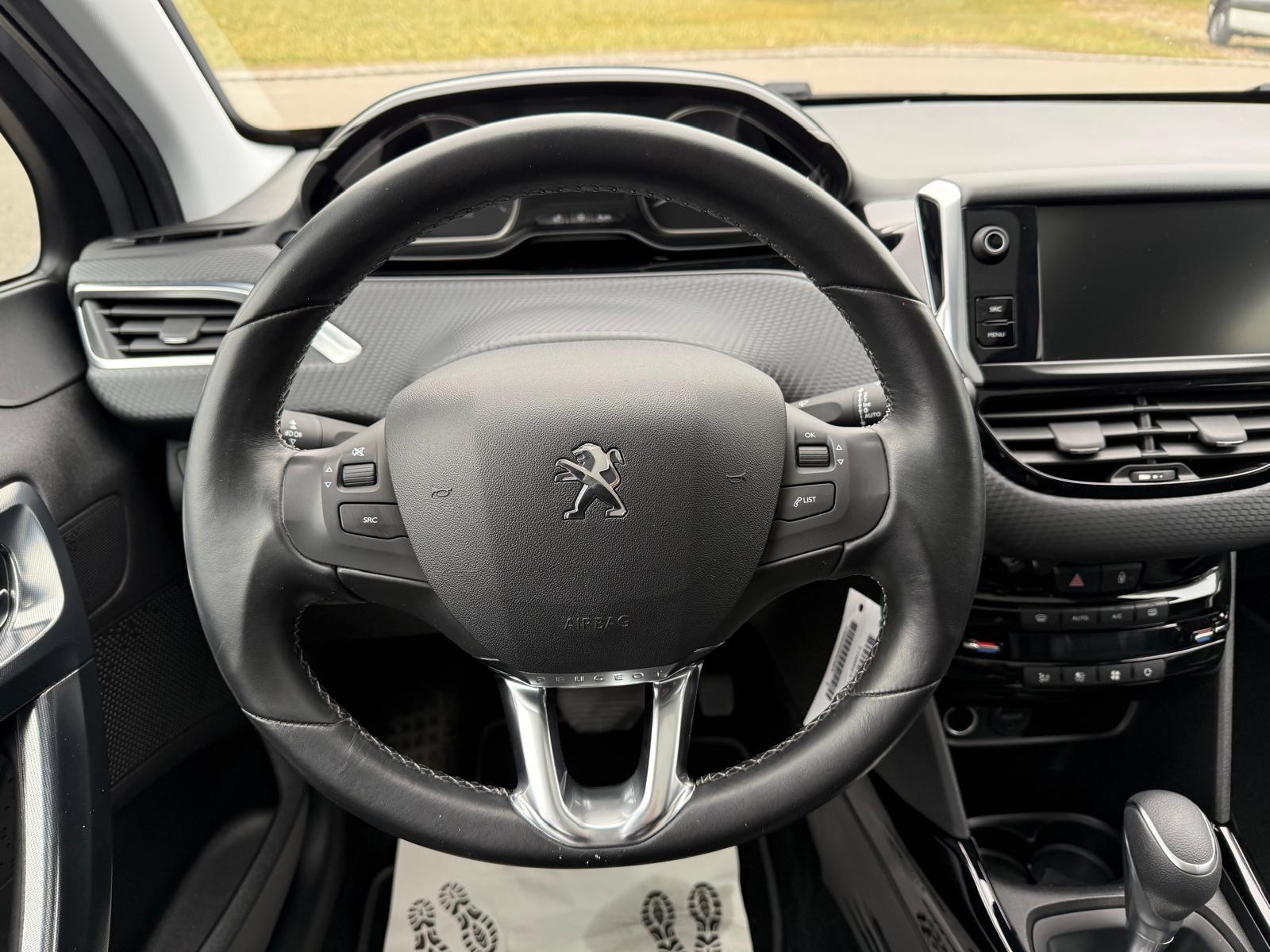 PEUGEOT 2008 1.2 PureTech 110 Allure S/S-image-10