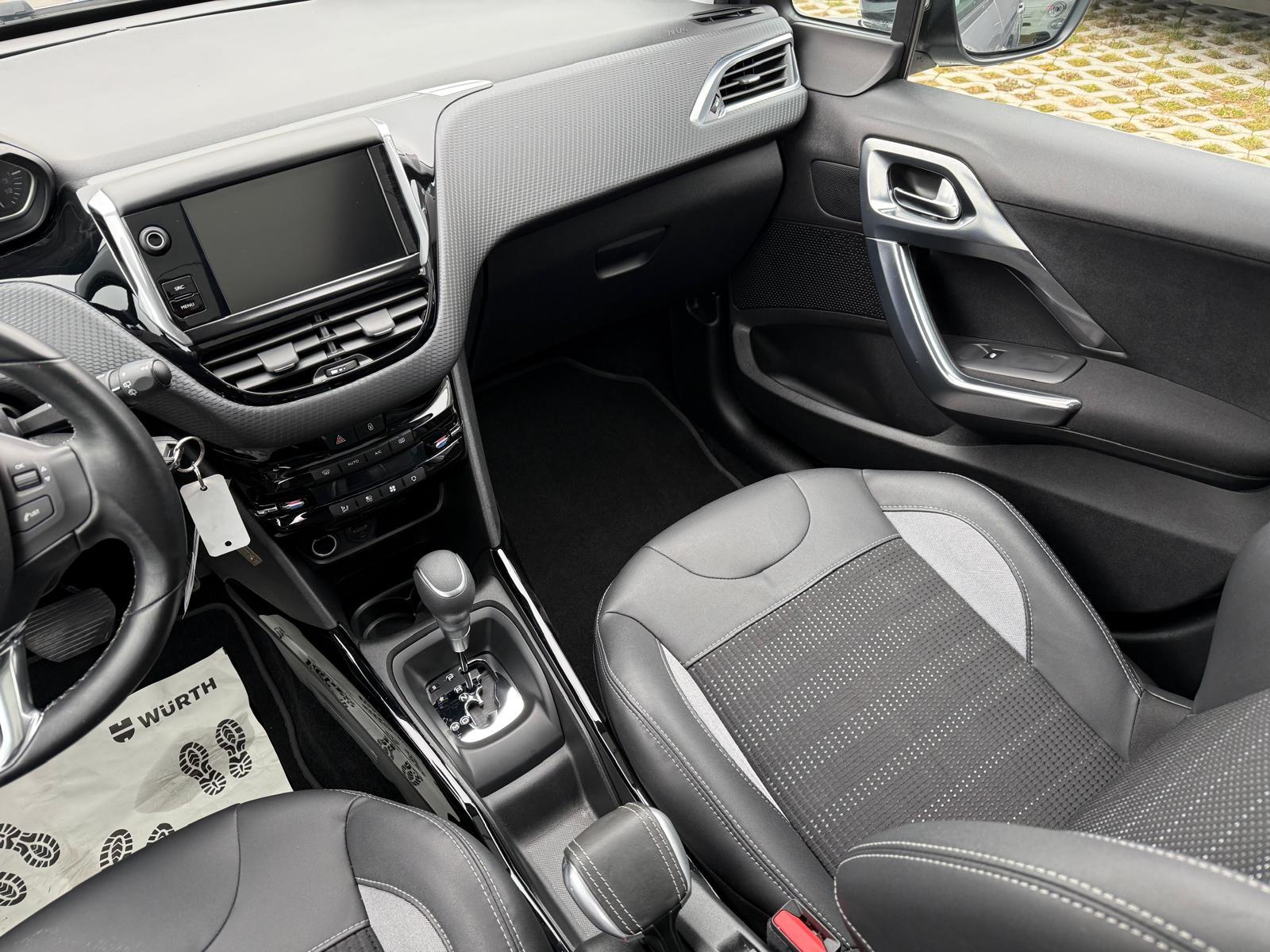 PEUGEOT 2008 1.2 PureTech 110 Allure S/S-image-12