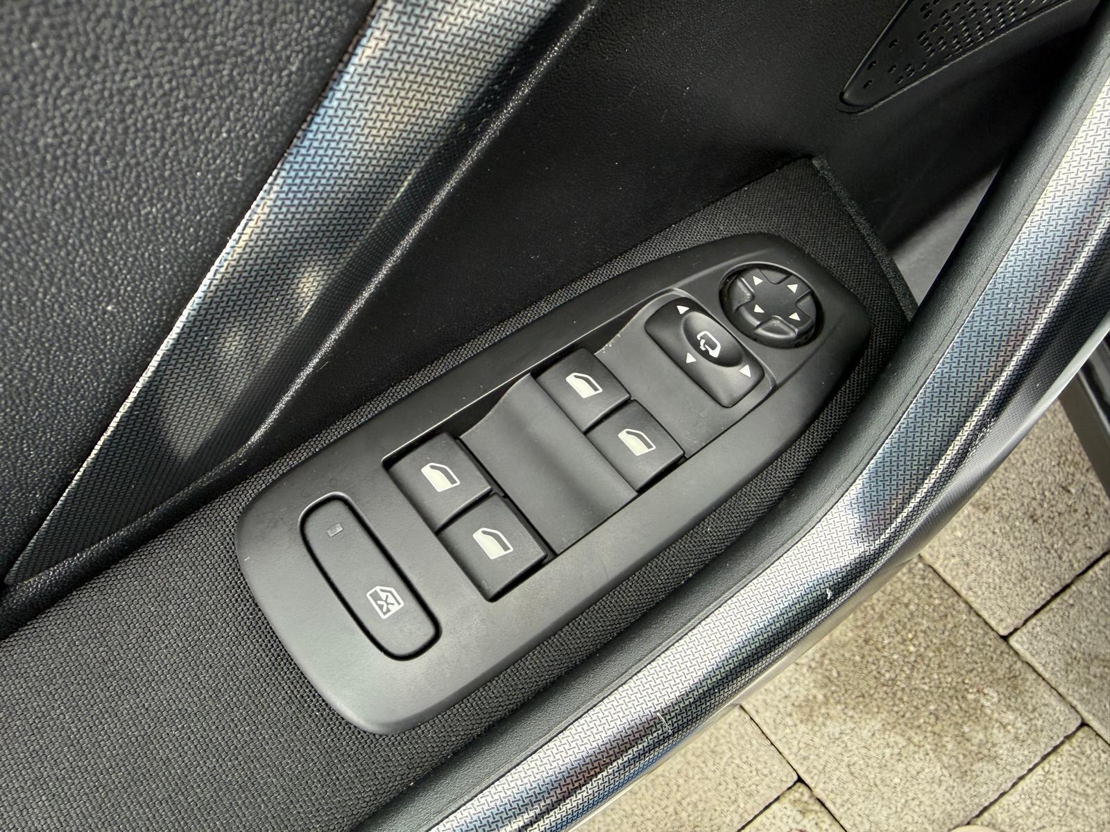 PEUGEOT 2008 1.2 PureTech 110 Allure S/S-image-18