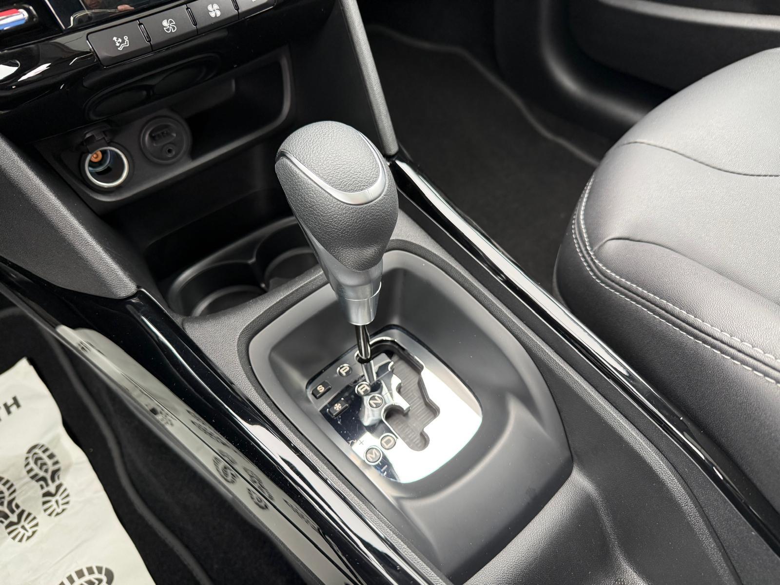 PEUGEOT 2008 1.2 PureTech 110 Allure S/S-image-13