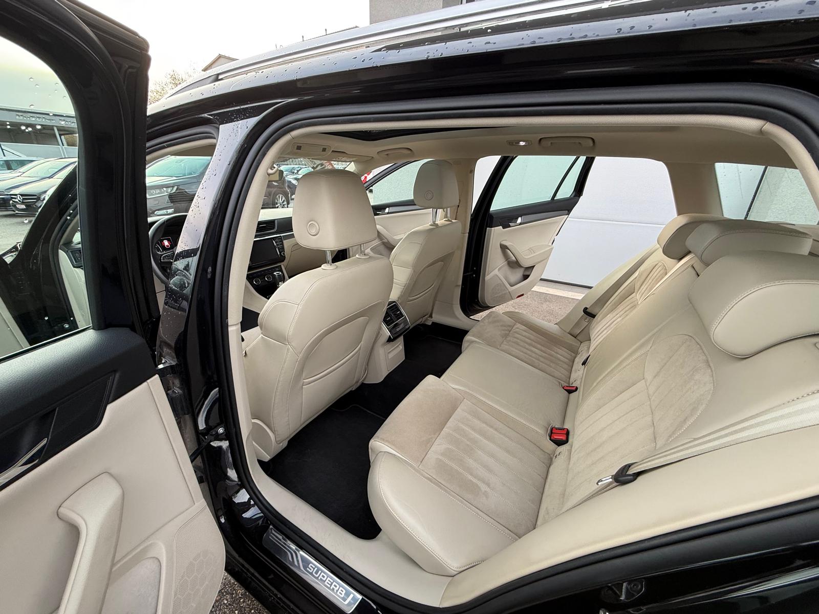 SKODA Superb Combi 1.8 TSI Style DSG-image-9
