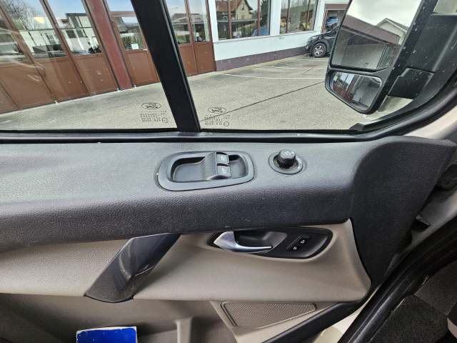 FORD Tourneo Custom 300 L1 2.2 TDCi 155 Limited-image-9
