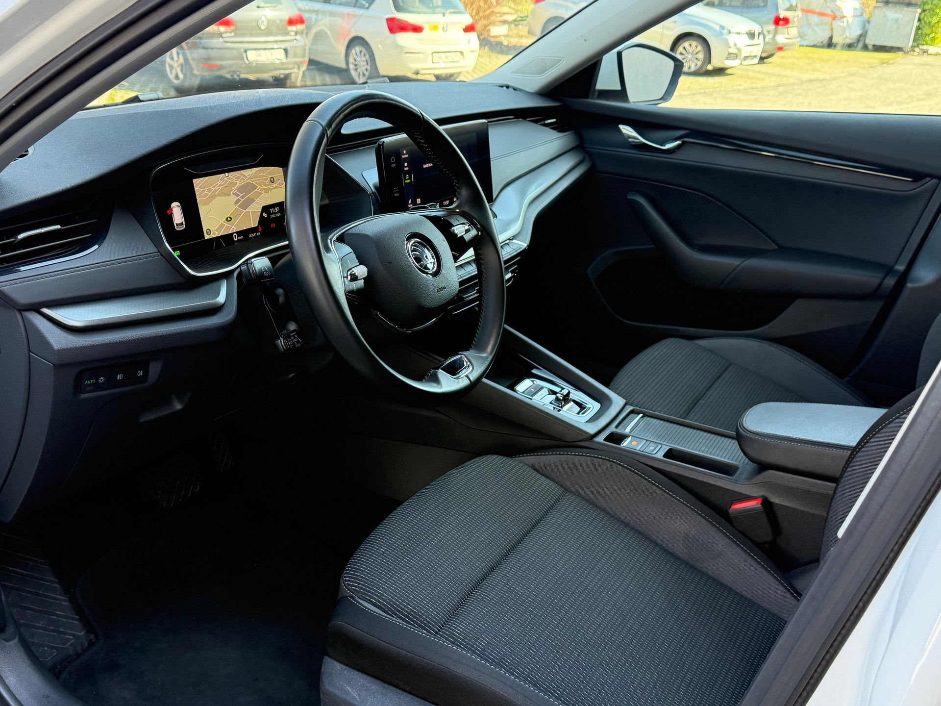 SKODA Octavia Combi 2.0 TDI DSG Ambition-image-9