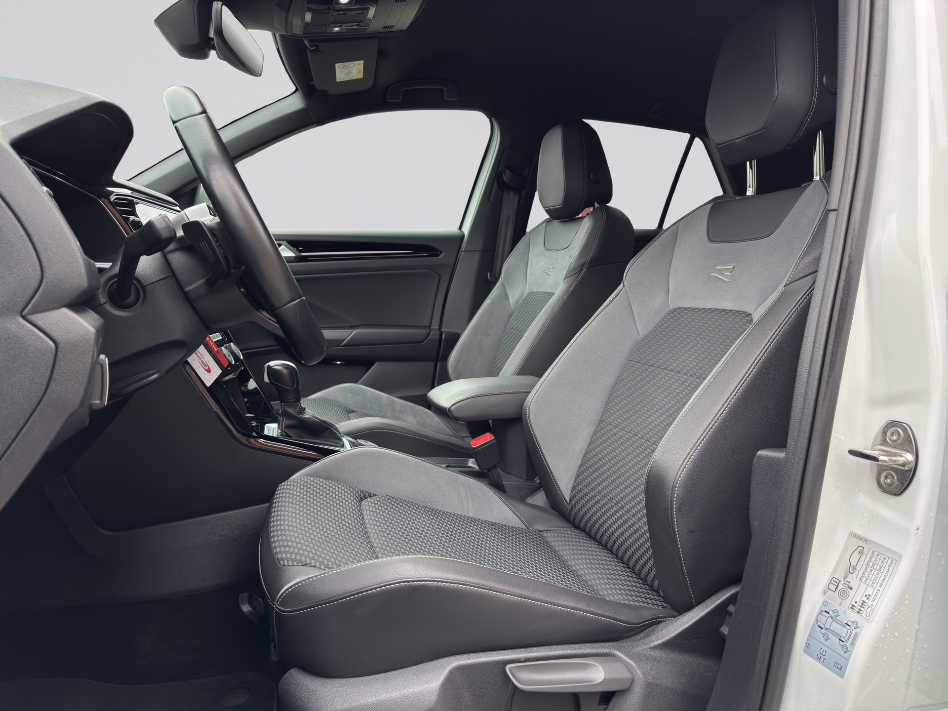 VW T-Roc 2.0 TSI R DSG 4Motion-image-5