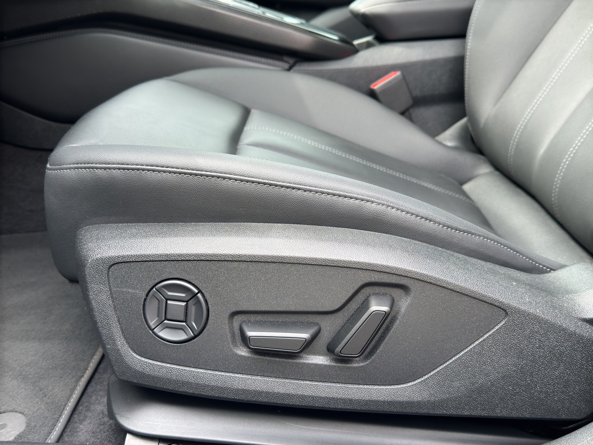 AUDI A5 Limousine TDI S tronic LEDER-image-9