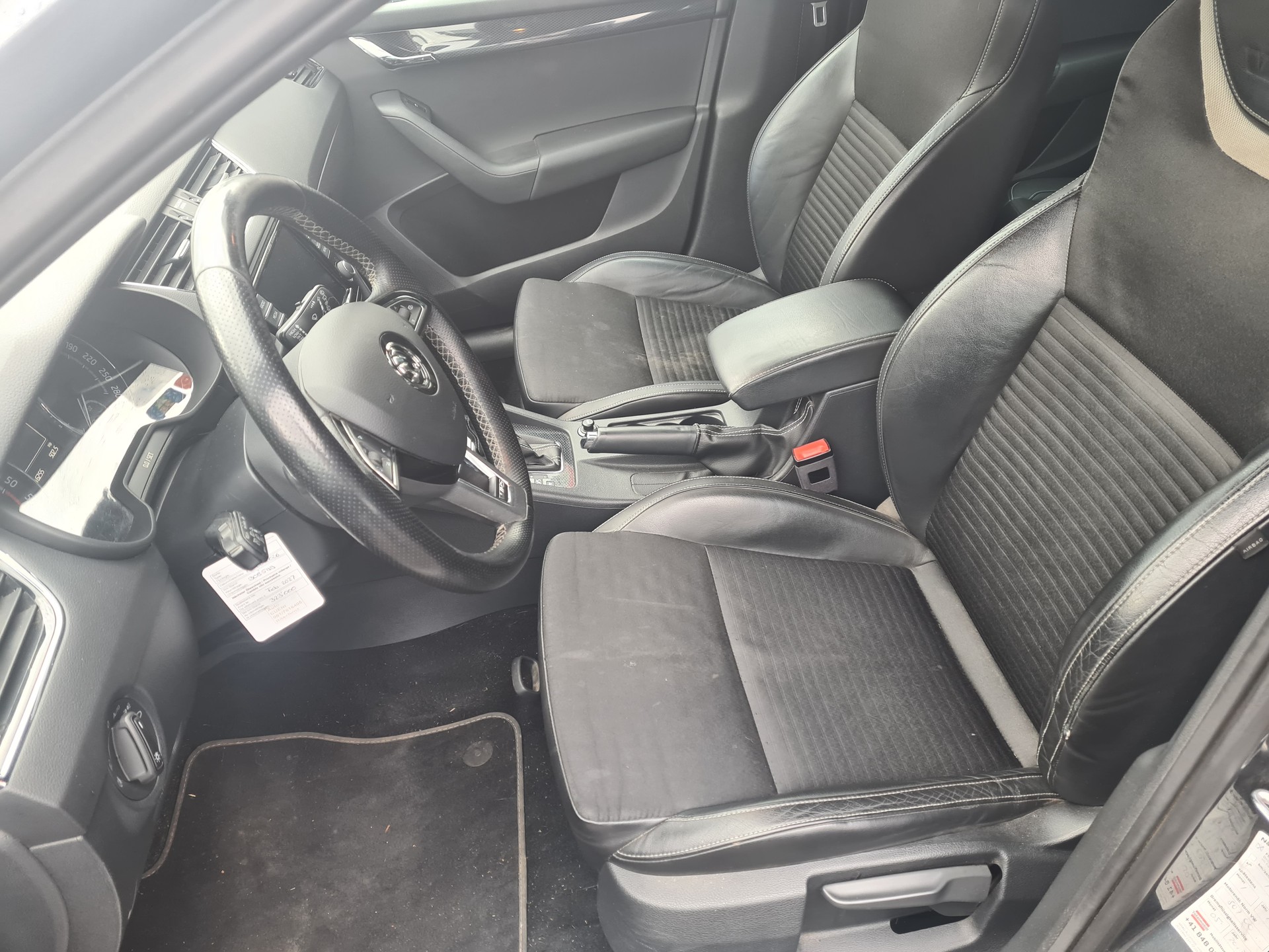SKODA Octavia Combi 2.0 TDI RS DSG-image-8