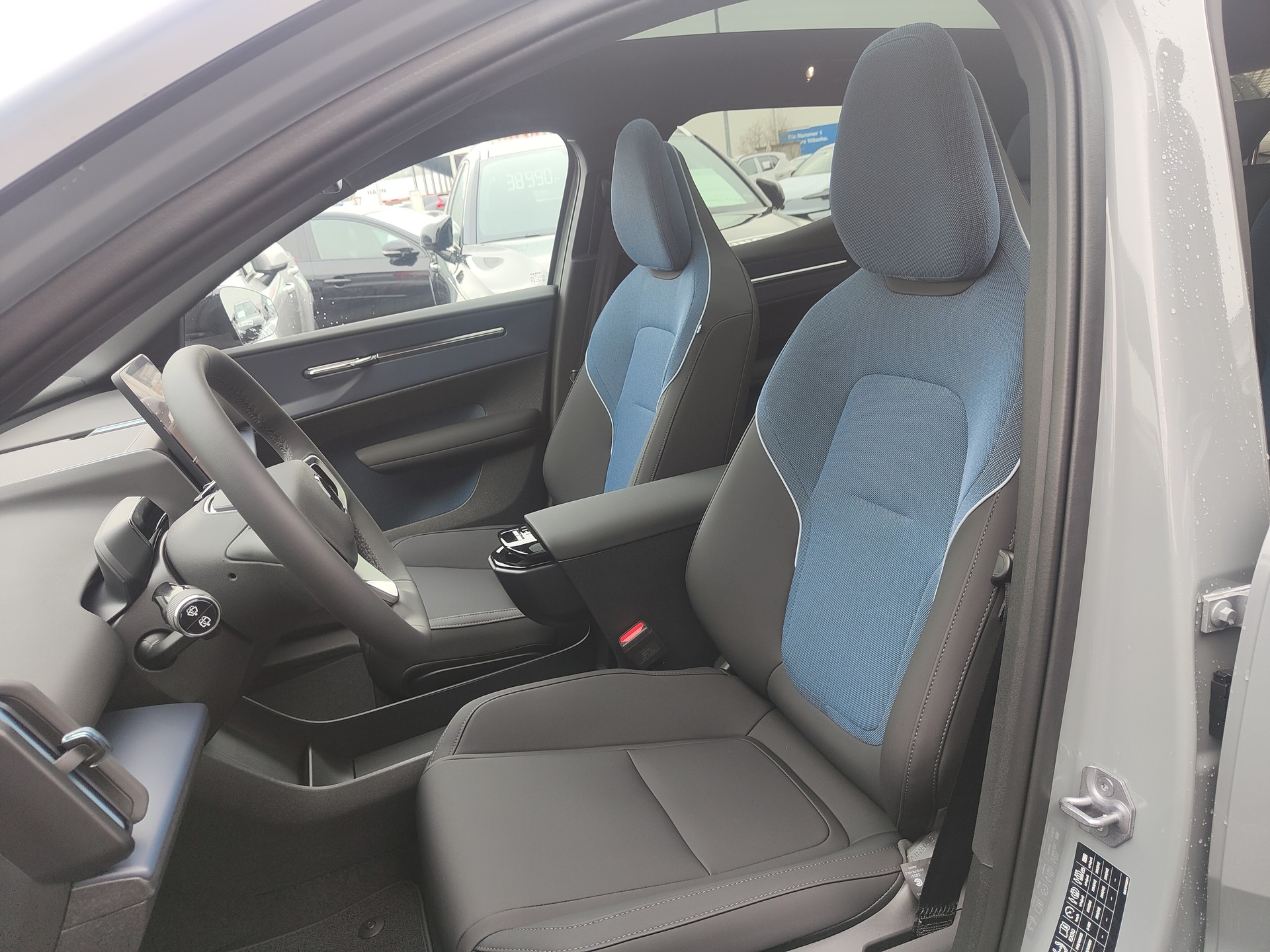 VOLVO EX30 E60 69kWh Twin Ultra-image-7