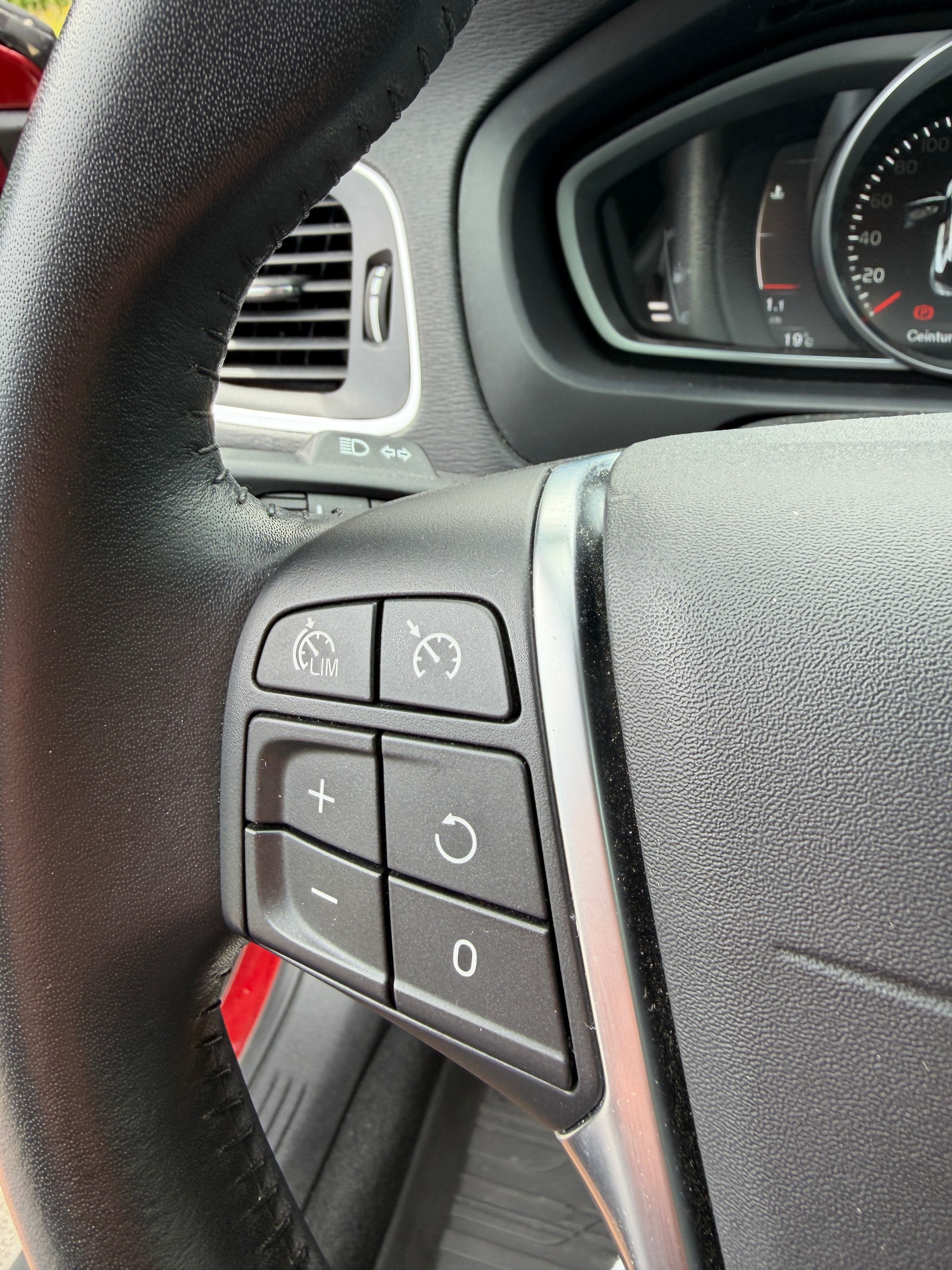 VOLVO V40 Cross Country Pro T4 AWD Geartronic-image-12
