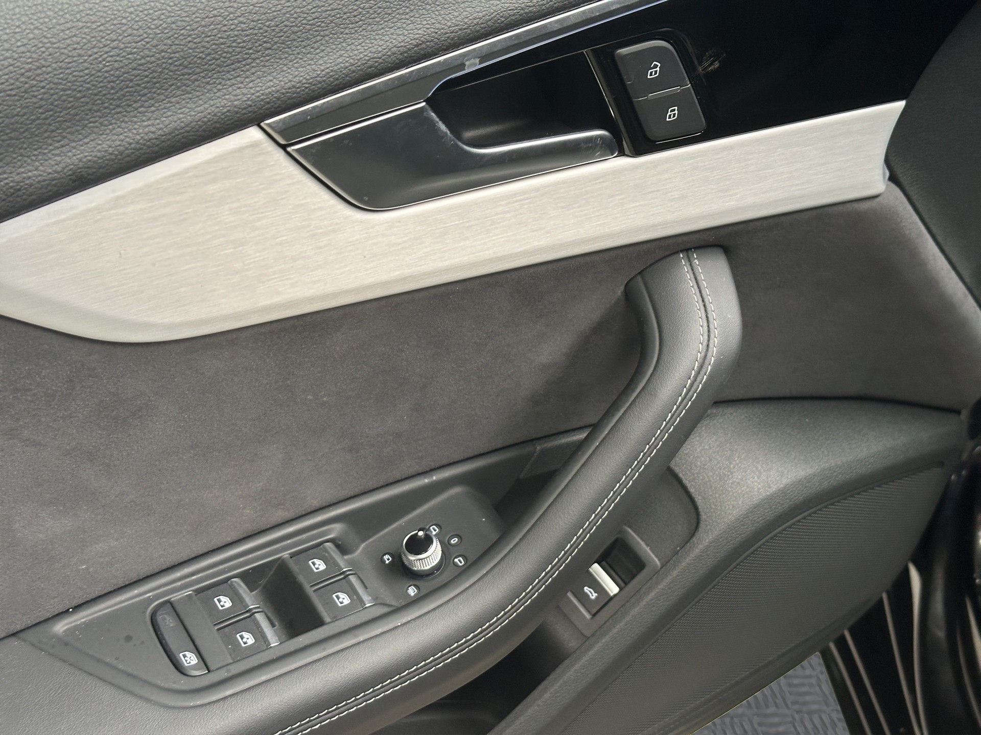 AUDI A4 Avant 40 TFSI S line S-tronic quattro S-Line-image-8
