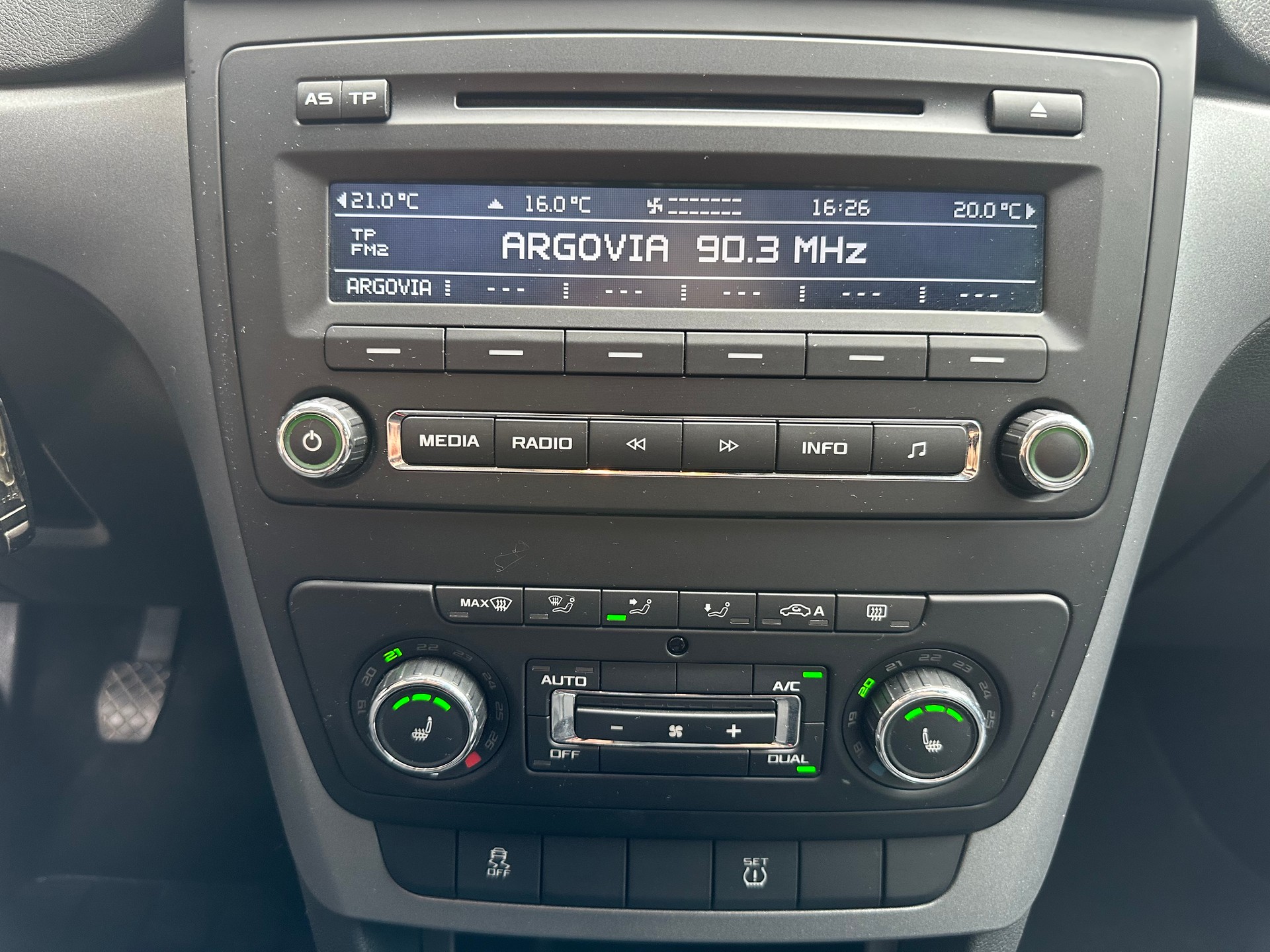 SKODA Yeti 2.0 TDI Active 4x4-image-11