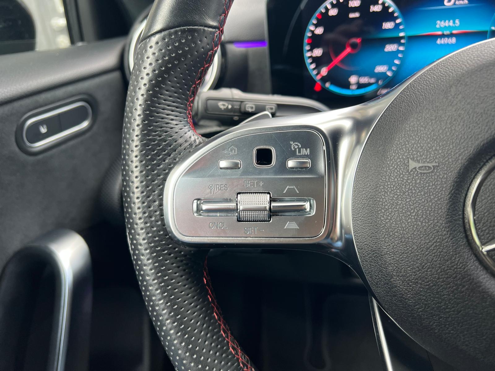 MERCEDES-BENZ A 200 AMG Line-image-10