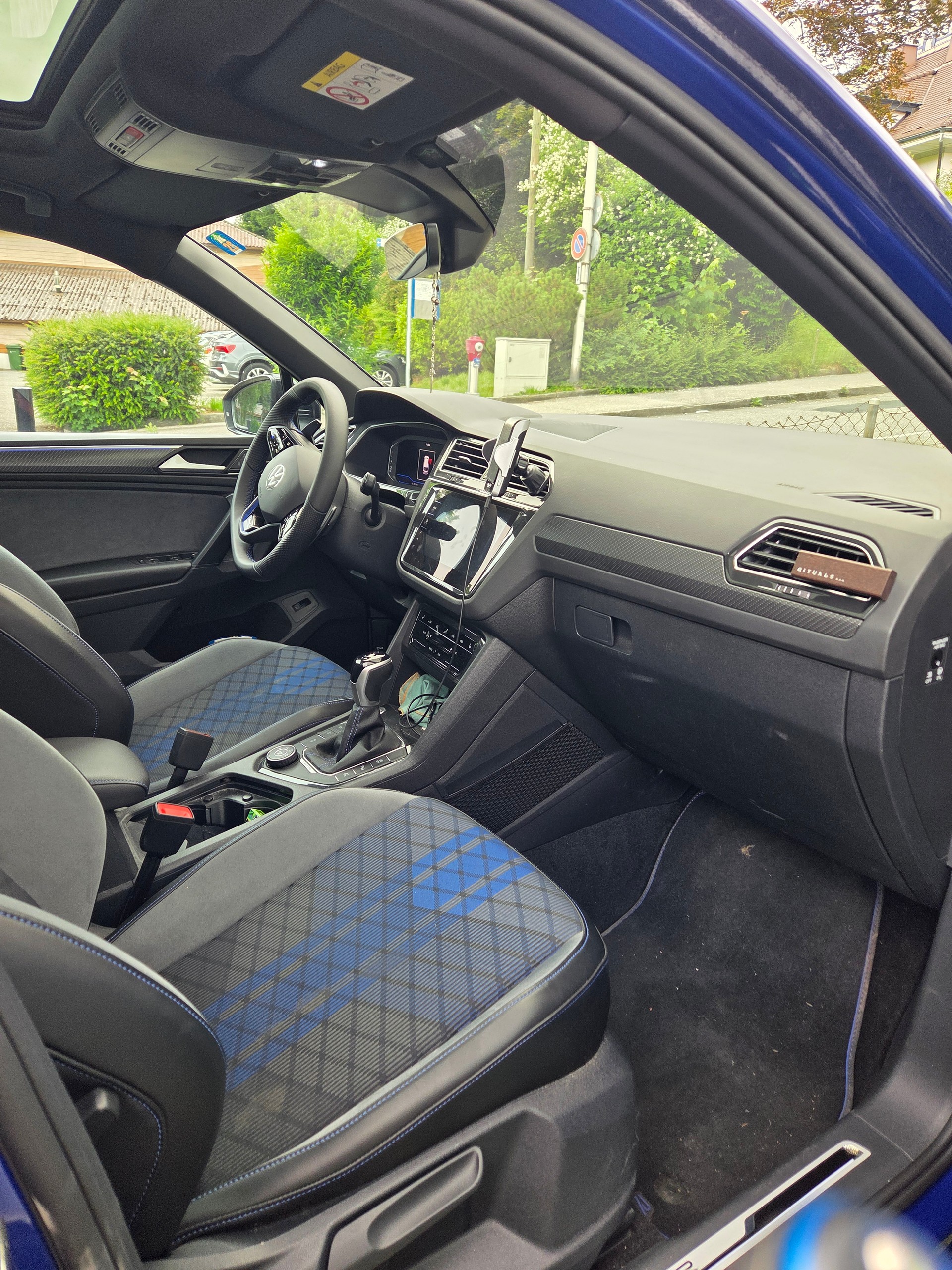 VW 2.0 TSI R DSG 4Motion-image-5
