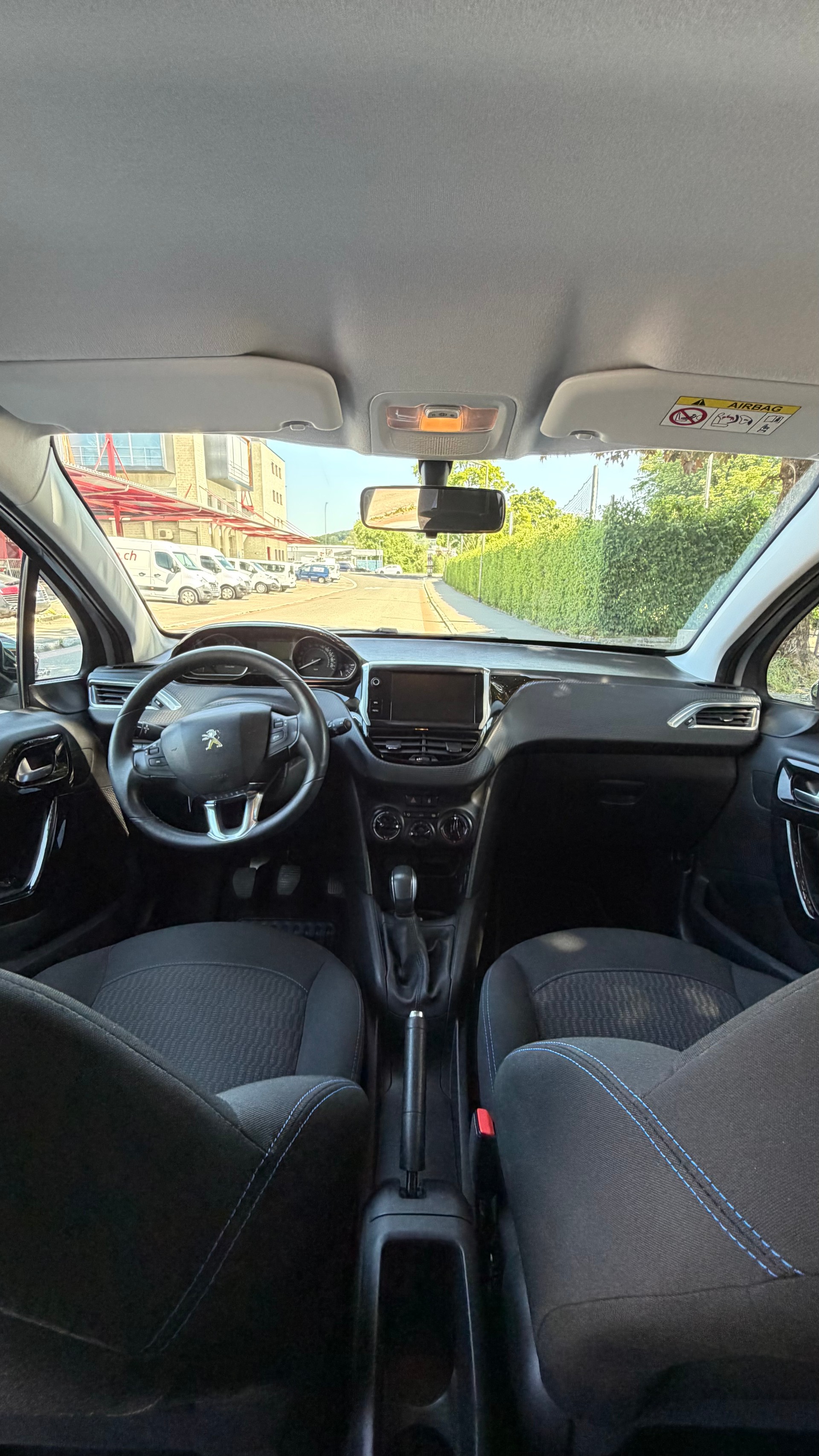 PEUGEOT 208 1.2 PureTech Style-image-8