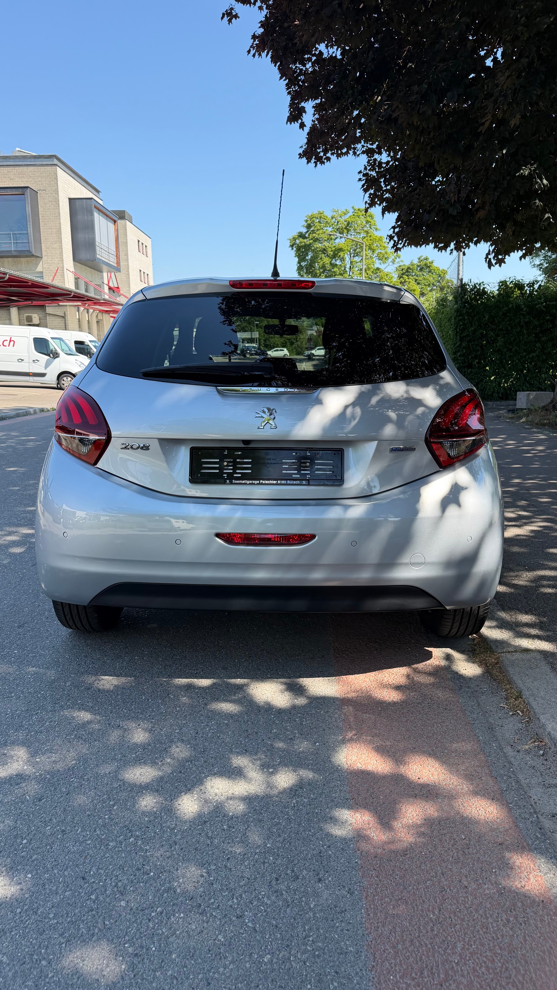 PEUGEOT 208 1.2 PureTech Style-image-11