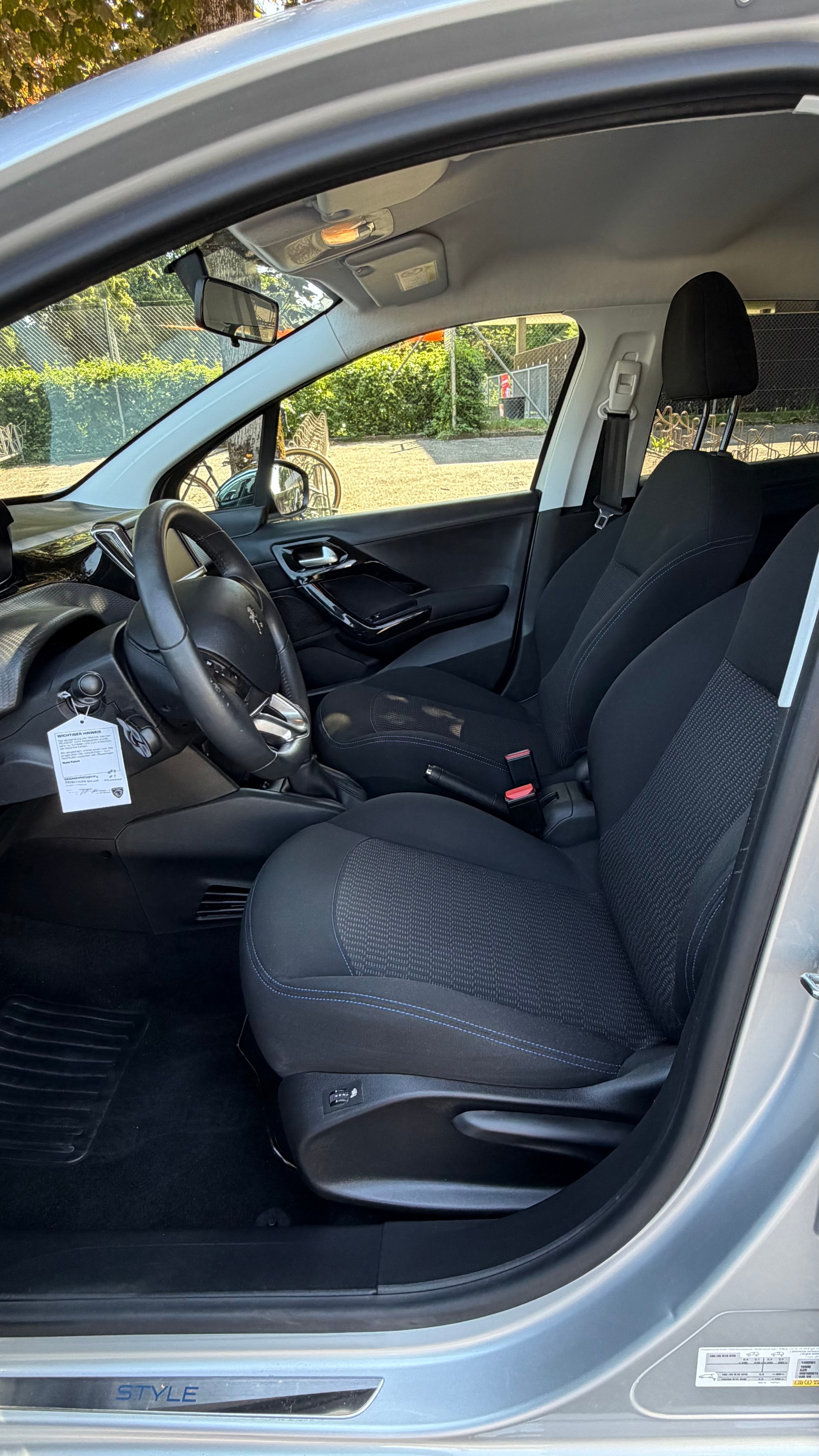 PEUGEOT 208 1.2 PureTech Style-image-6