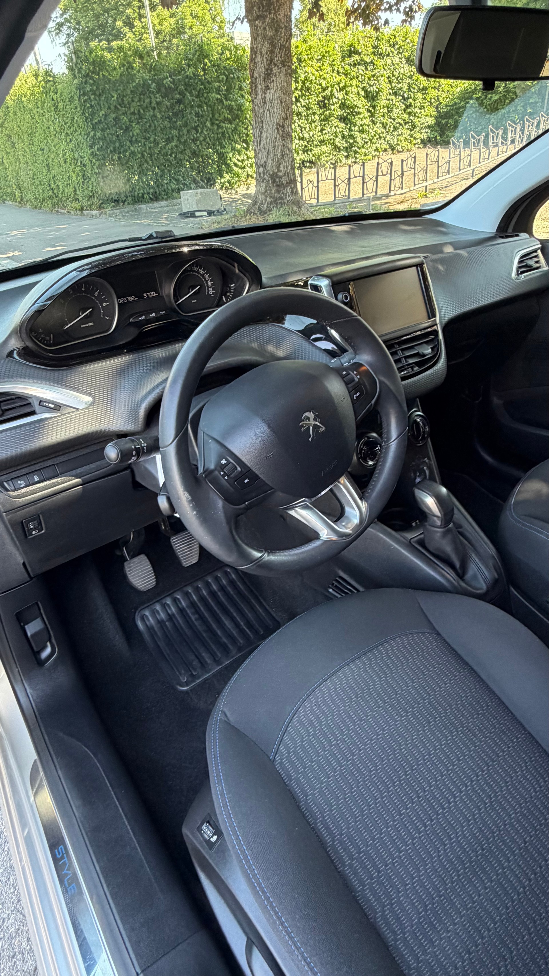PEUGEOT 208 1.2 PureTech Style-image-7