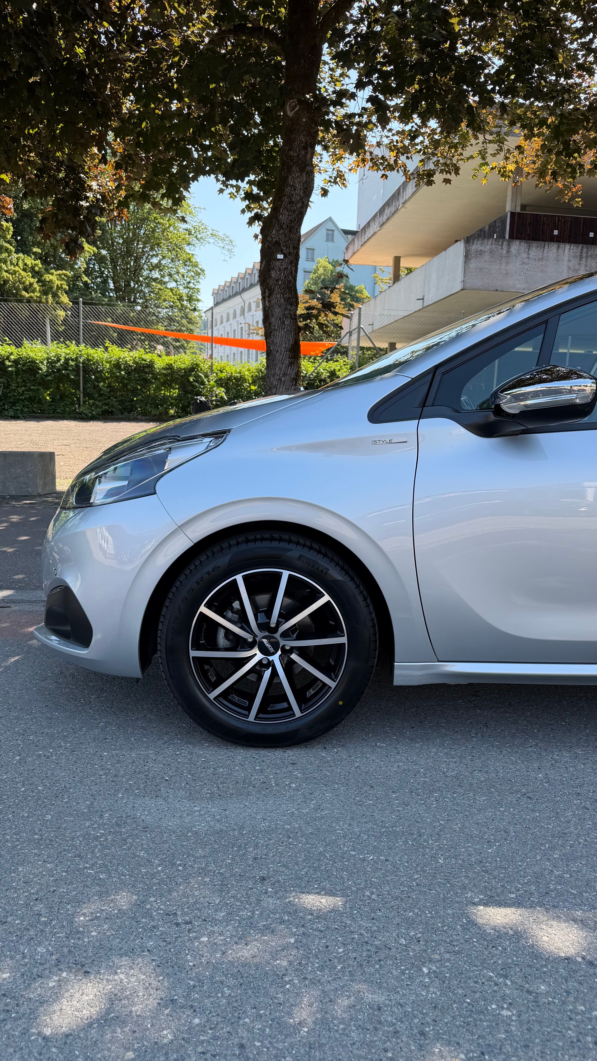 PEUGEOT 208 1.2 PureTech Style-image-4
