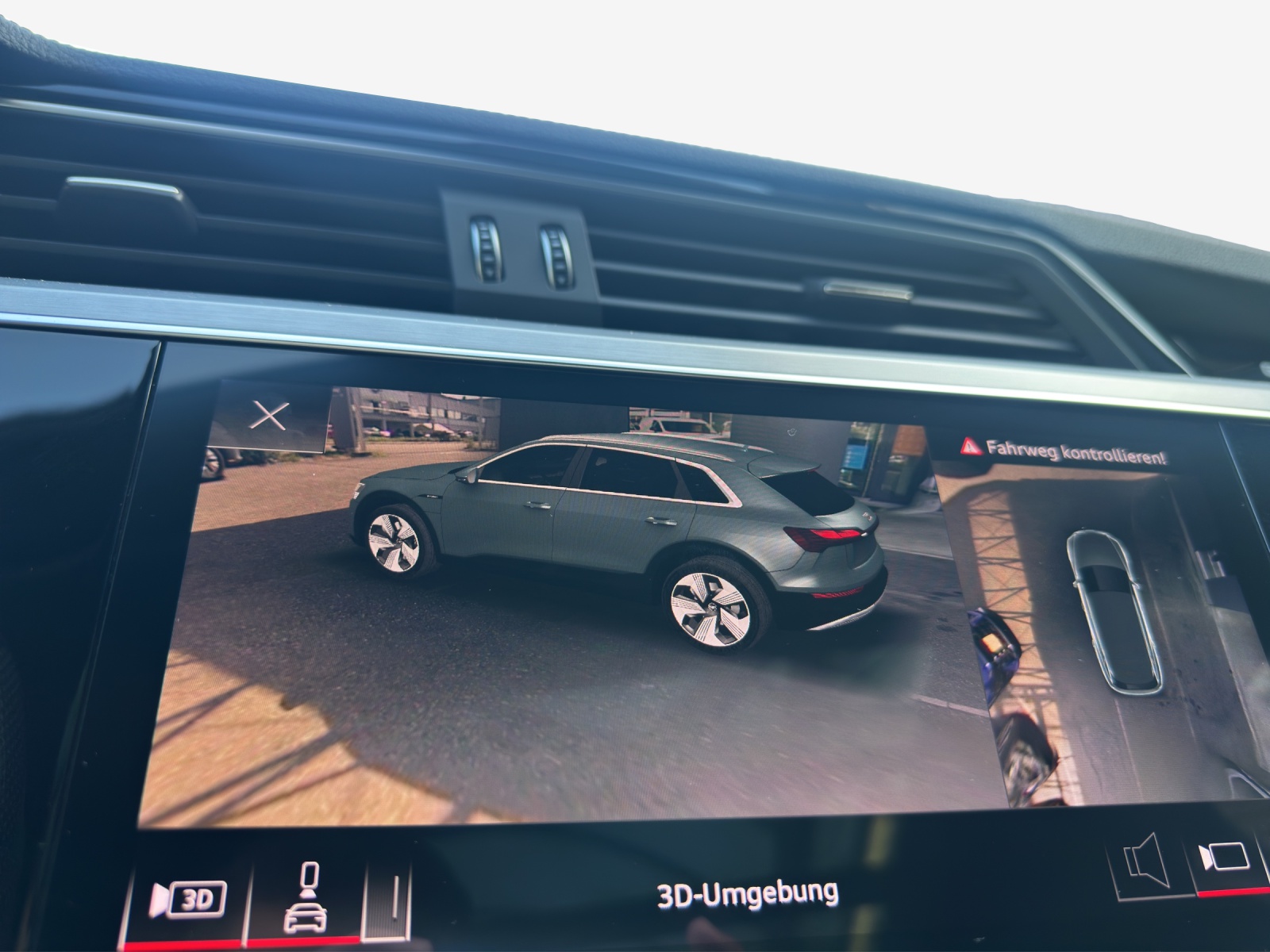 AUDI e-tron 55 S Line quattro-image-15