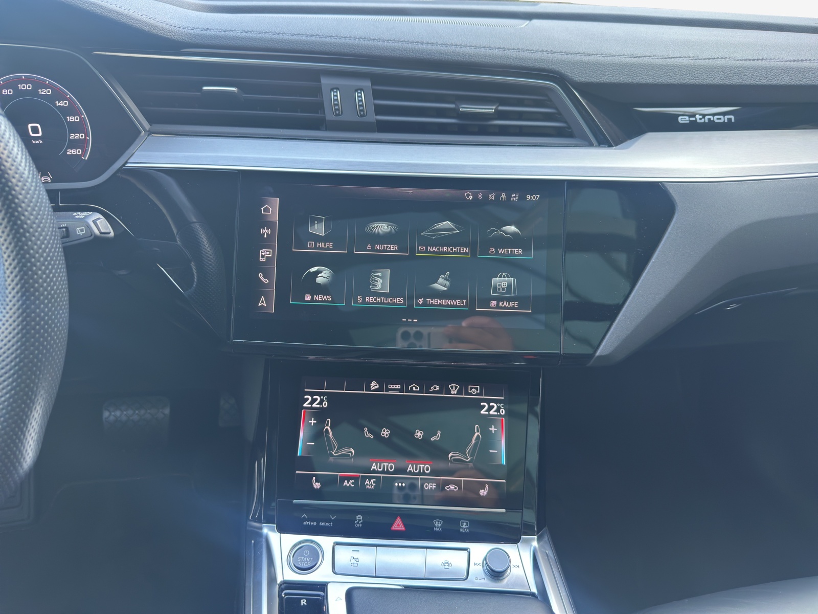 AUDI e-tron 55 S Line quattro-image-10