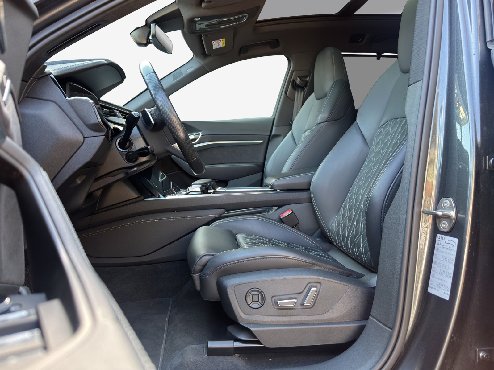 AUDI e-tron 55 S Line quattro-image-7