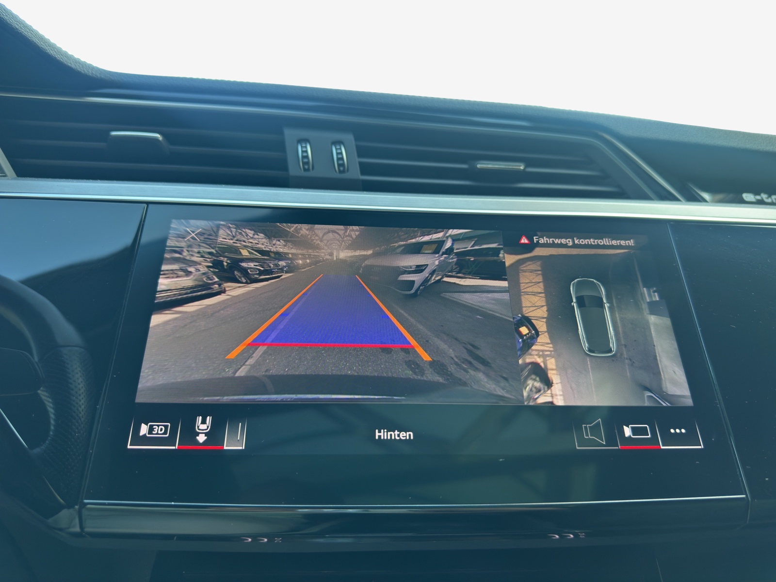 AUDI e-tron 55 S Line quattro-image-14