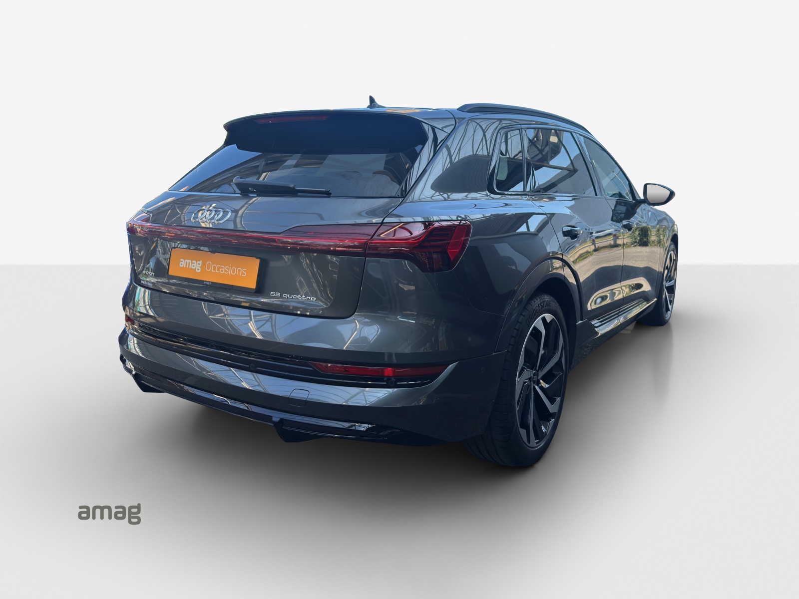 AUDI e-tron 55 S Line quattro-image-4