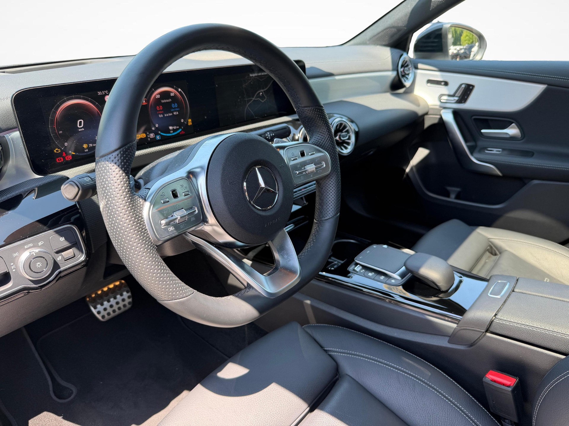 MERCEDES-BENZ A 250 e AMG Line-image-3