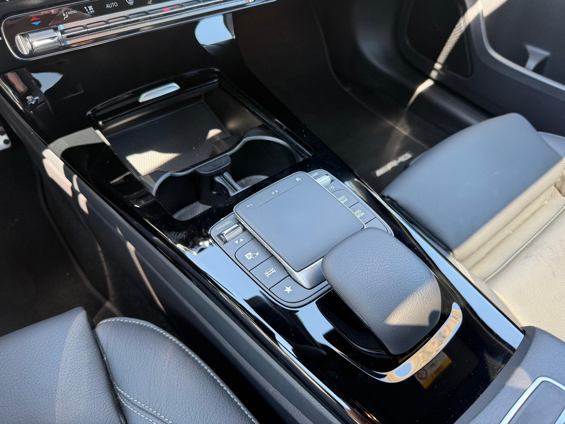 MERCEDES-BENZ A 250 e AMG Line-image-4