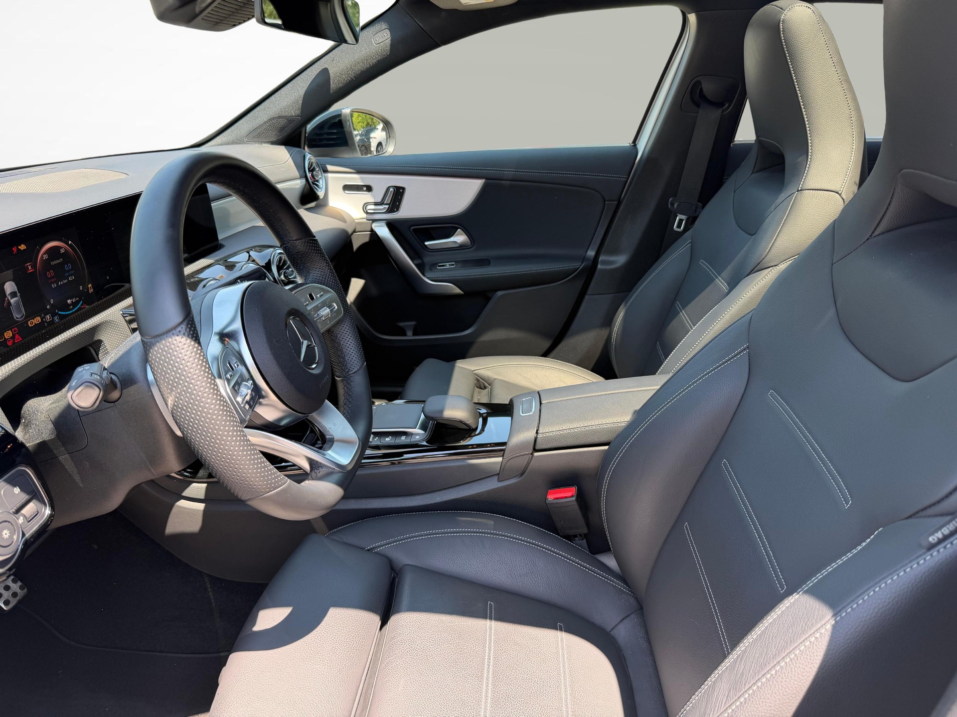 MERCEDES-BENZ A 250 e AMG Line-image-1