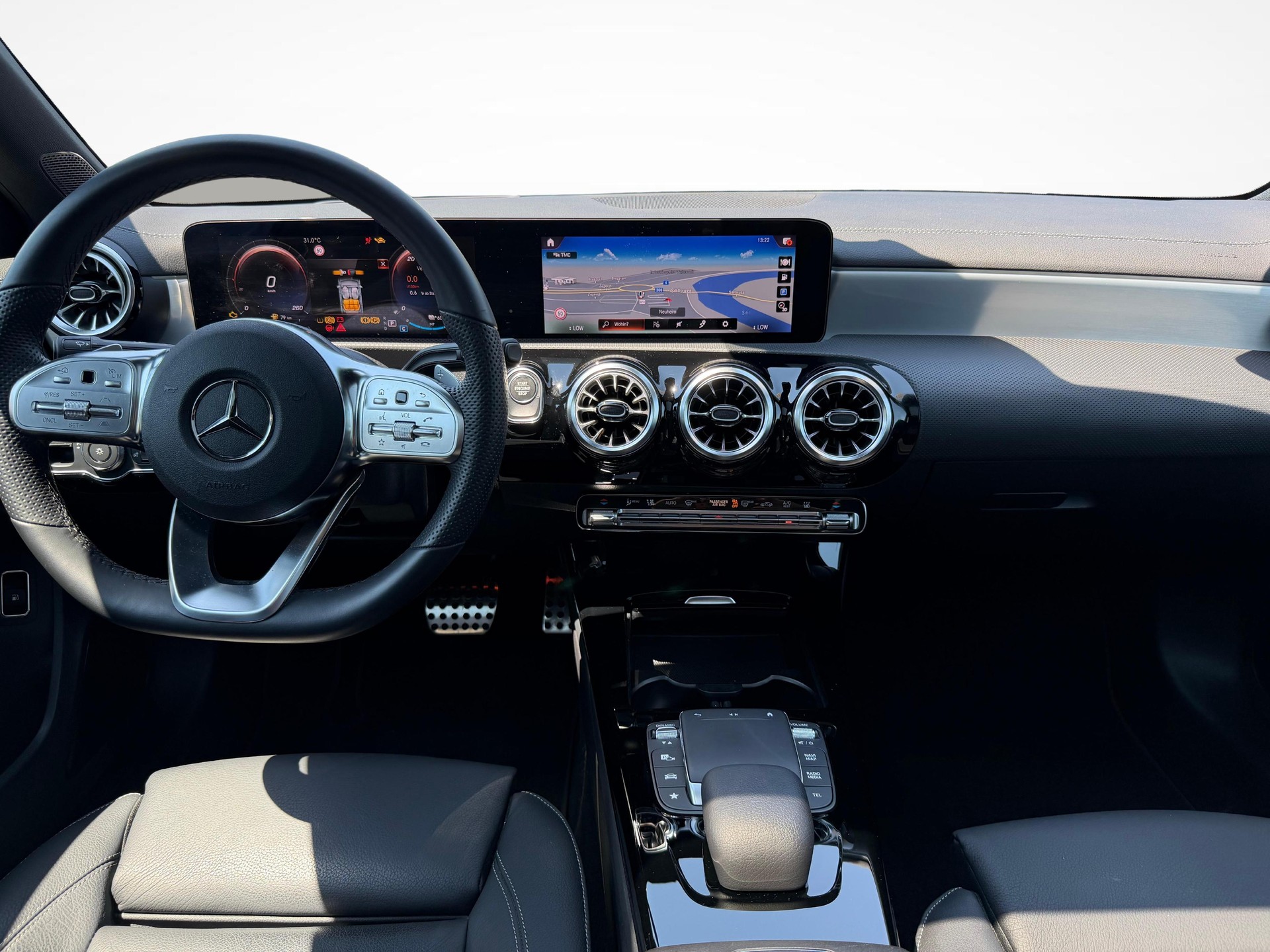 MERCEDES-BENZ A 250 e AMG Line-image-11