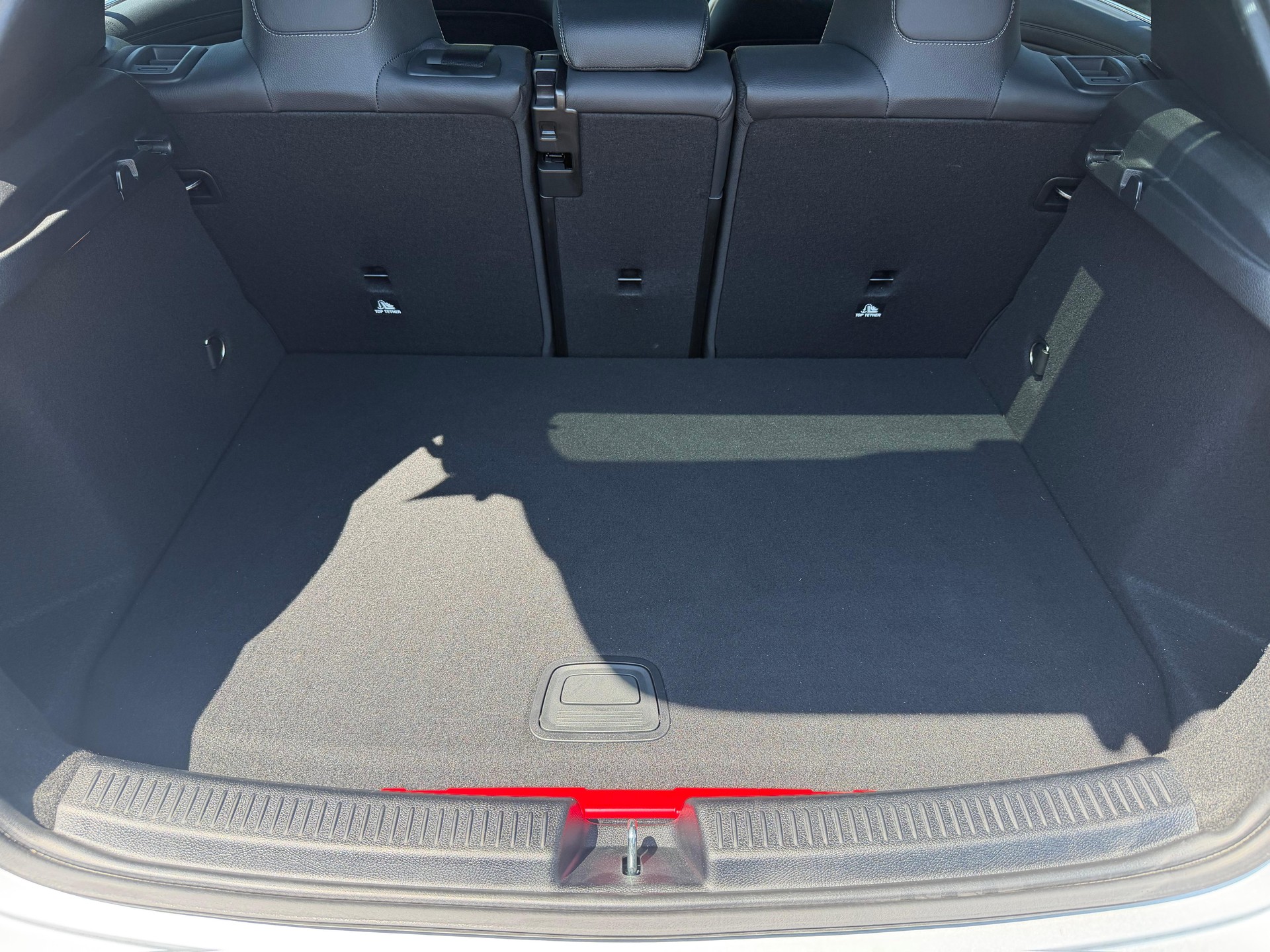 MERCEDES-BENZ A 250 e AMG Line-image-9