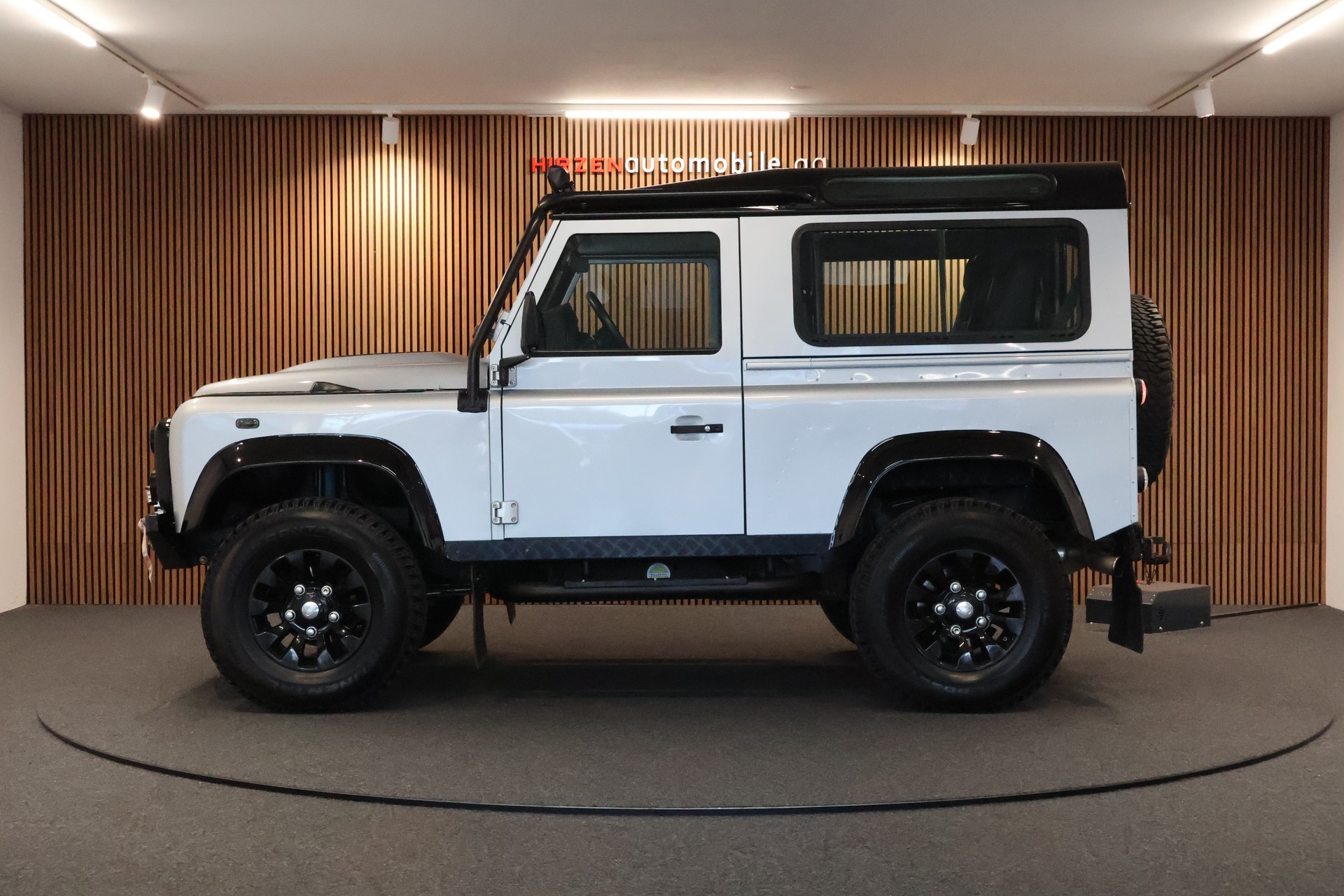 LAND ROVER Defender 90 2.4 Td4 RAW Station Wagon-image-1
