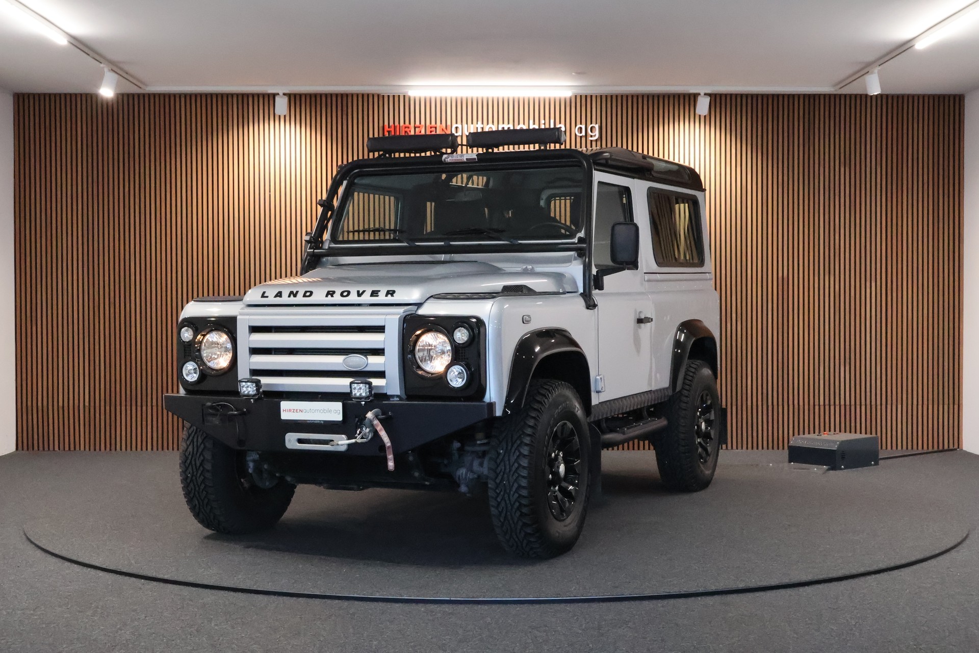 LAND ROVER Defender 90 2.4 Td4 RAW Station Wagon-image-0