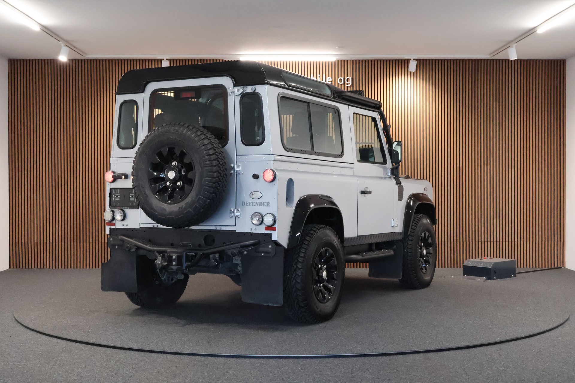 LAND ROVER Defender 90 2.4 Td4 RAW Station Wagon-image-4