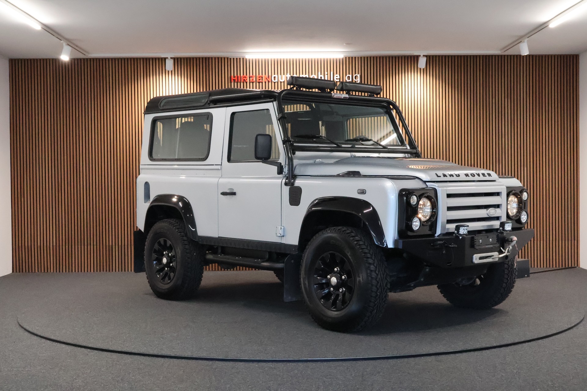 LAND ROVER Defender 90 2.4 Td4 RAW Station Wagon-image-6