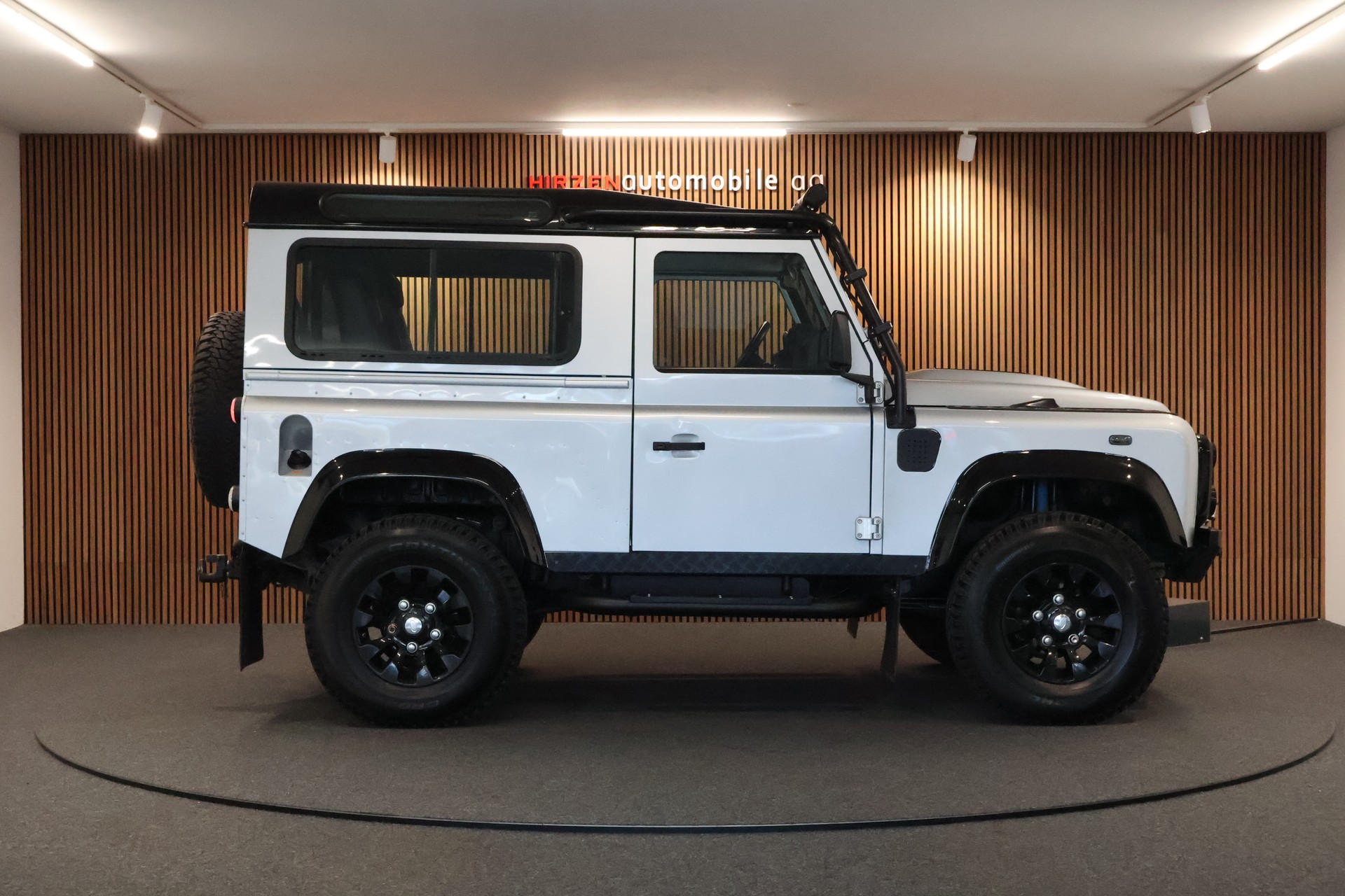 LAND ROVER Defender 90 2.4 Td4 RAW Station Wagon-image-5
