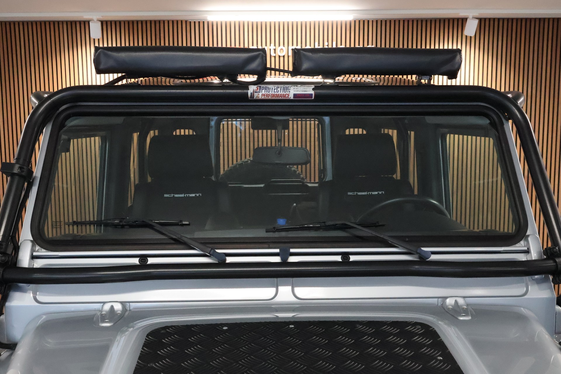 LAND ROVER Defender 90 2.4 Td4 RAW Station Wagon-image-29