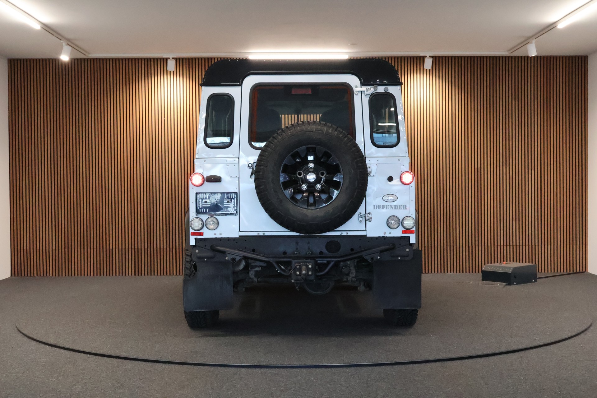 LAND ROVER Defender 90 2.4 Td4 RAW Station Wagon-image-3