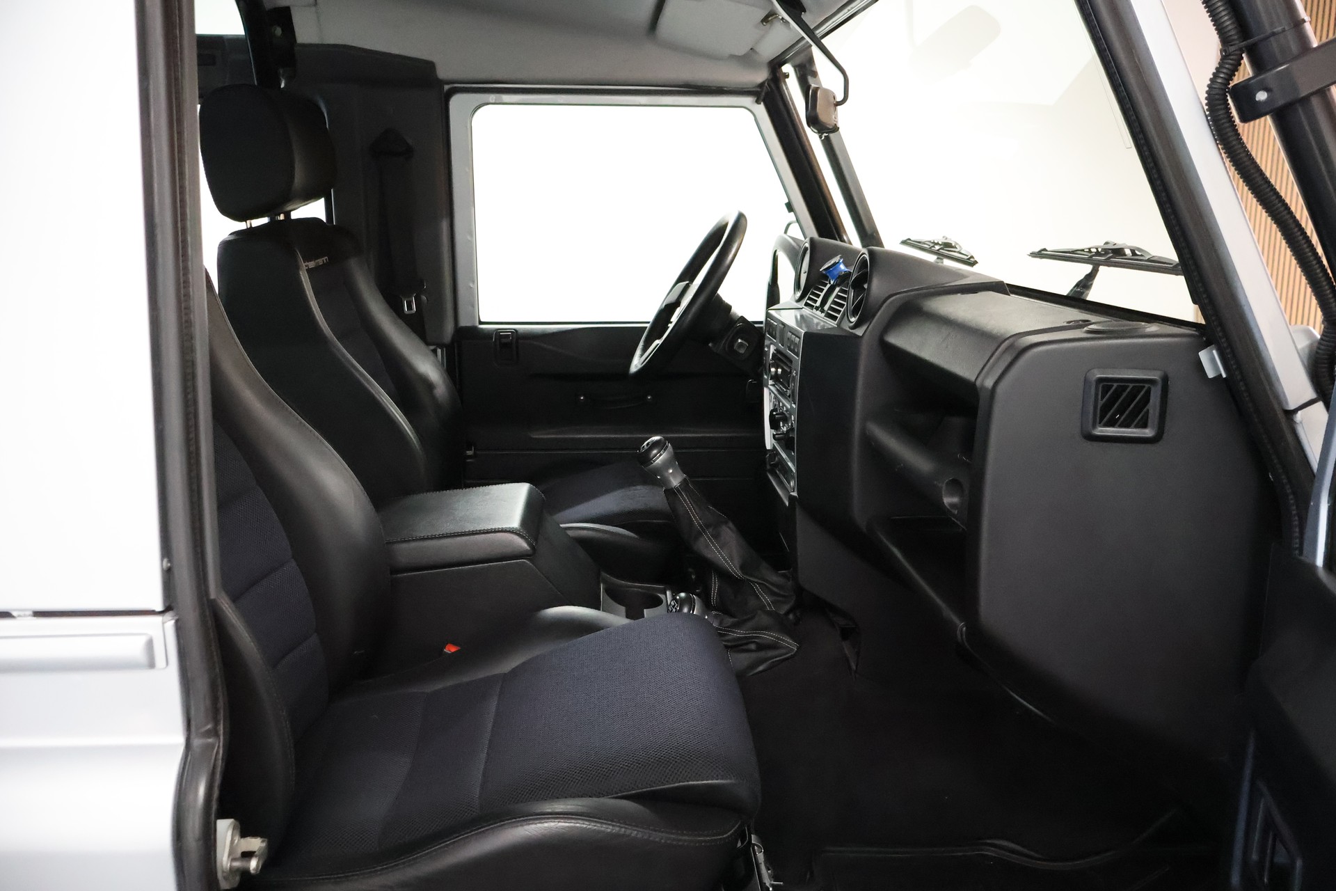 LAND ROVER Defender 90 2.4 Td4 RAW Station Wagon-image-11