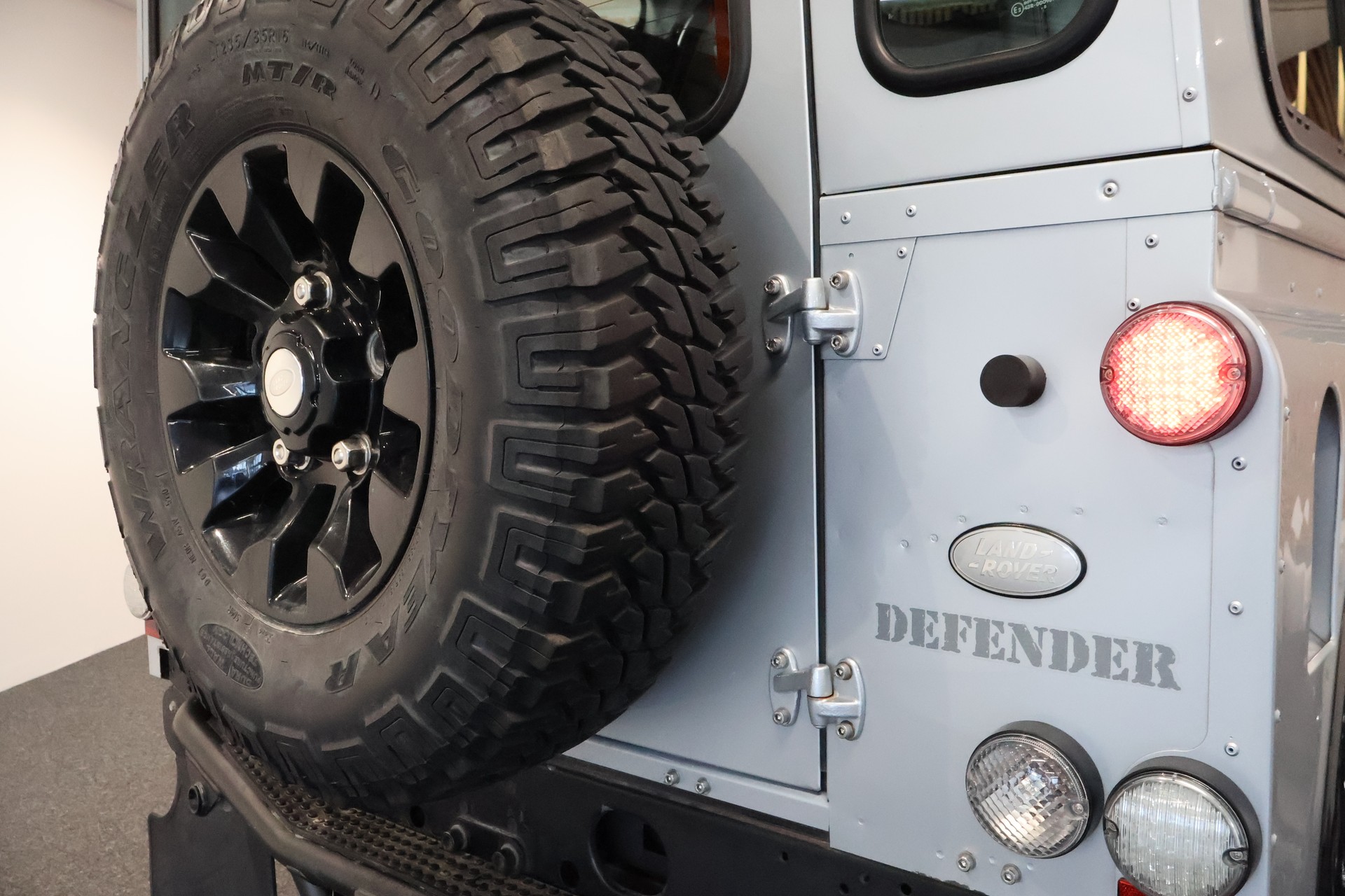 LAND ROVER Defender 90 2.4 Td4 RAW Station Wagon-image-26