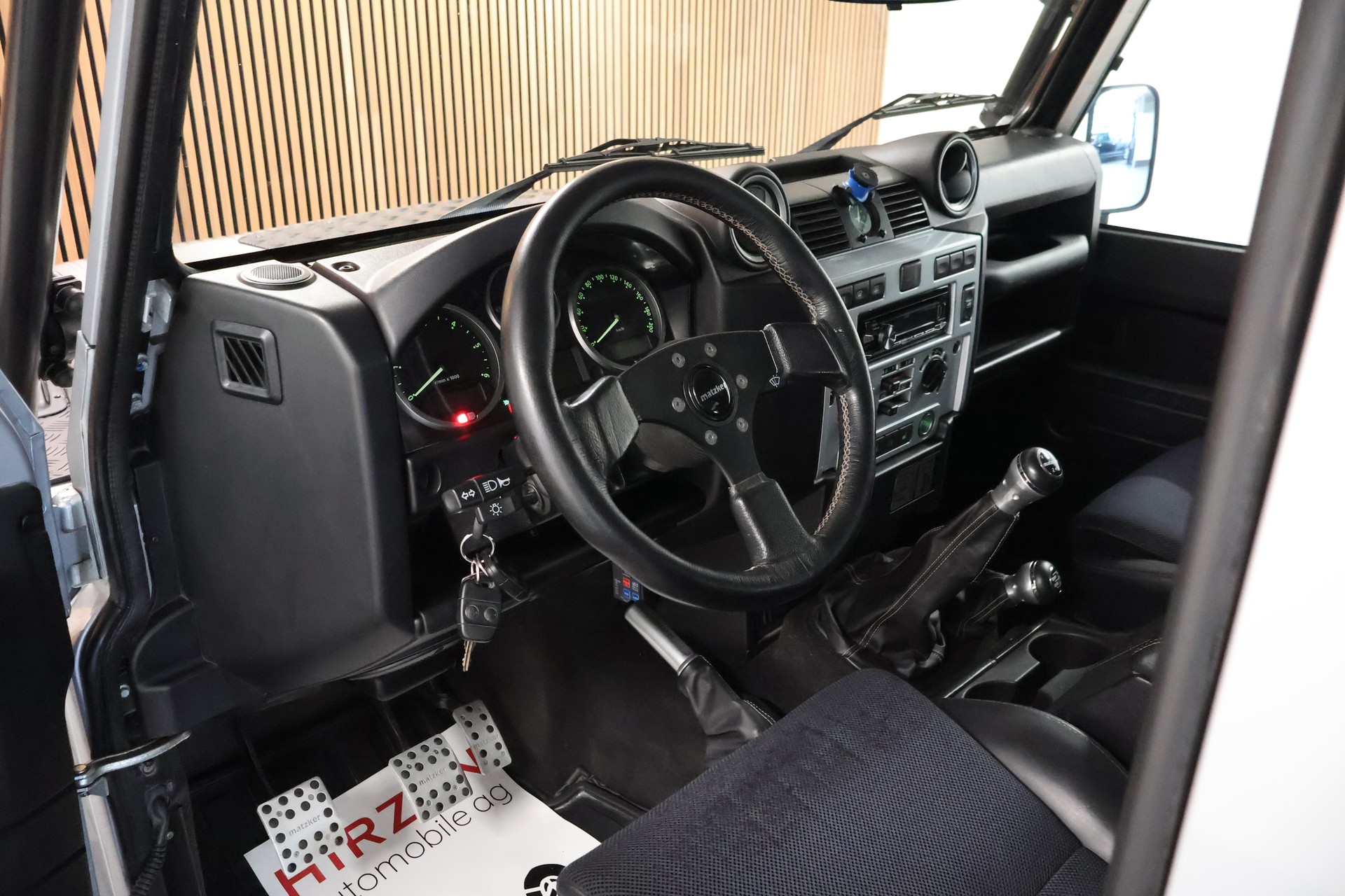 LAND ROVER Defender 90 2.4 Td4 RAW Station Wagon-image-9