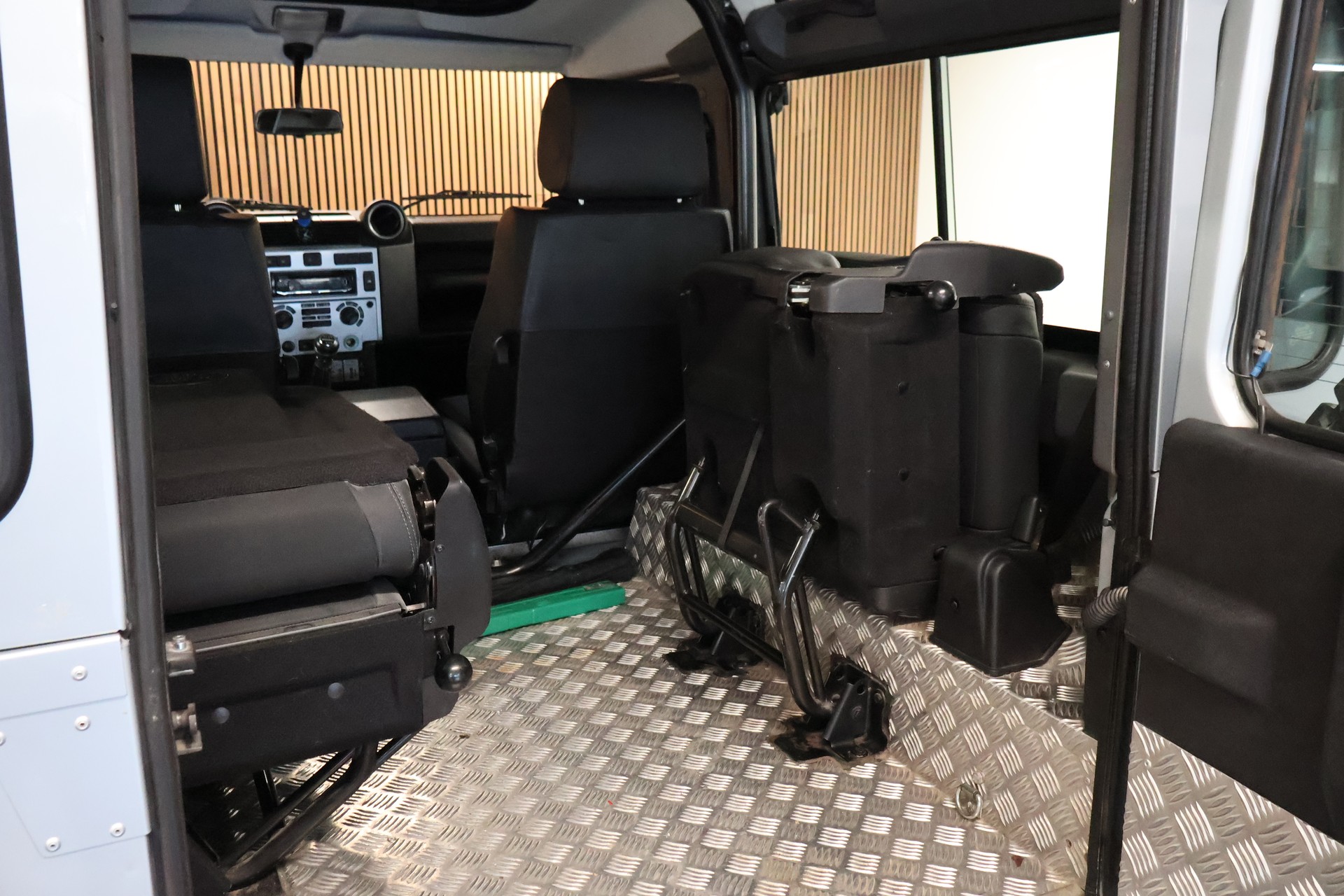 LAND ROVER Defender 90 2.4 Td4 RAW Station Wagon-image-18