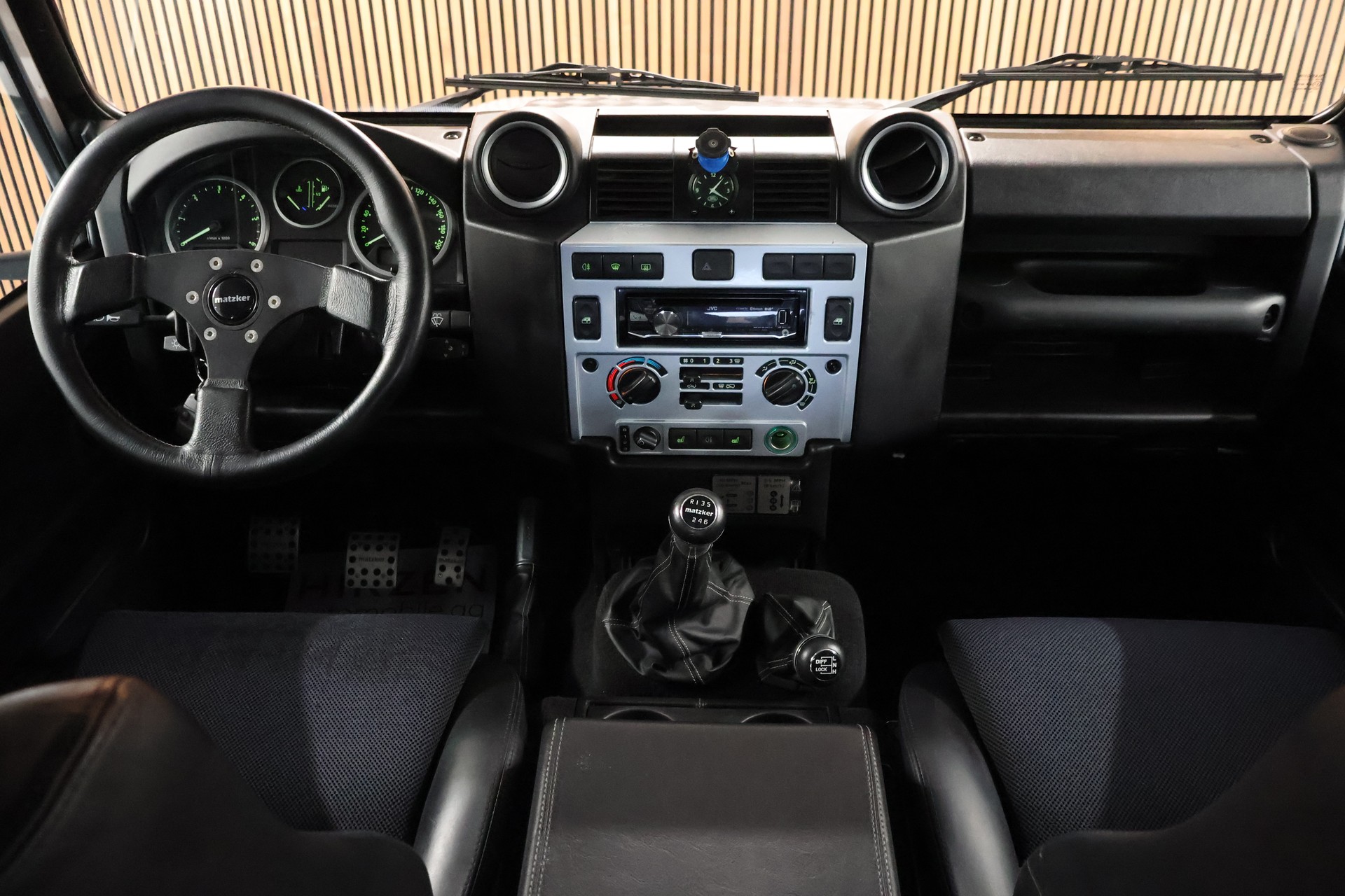 LAND ROVER Defender 90 2.4 Td4 RAW Station Wagon-image-19