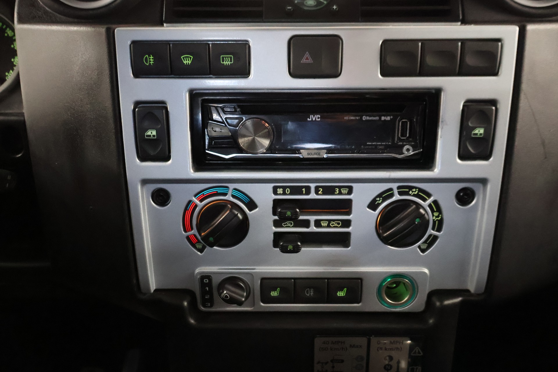 LAND ROVER Defender 90 2.4 Td4 RAW Station Wagon-image-21